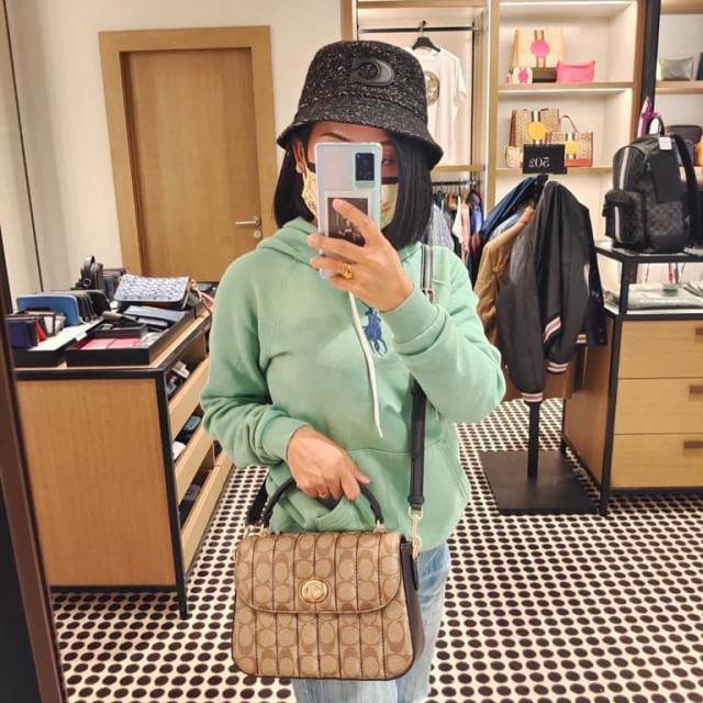 OUTLET 】COACH C5645 MARLIE TOP HANDLE SATCHEL IN SIGNATURE CANVAS WITH QUILTING ดีไซน์ใหม่ กระเป๋าถือ/สะพายข้าง ออกแบบมาไม่เหมือนใคร โดดเด่นด้วยการเย็บบุหนัง โชว์ดีเทลลายเส้น ตกแต่งโลโก้ด้านข้างอะไหล่ทอง วัสดุหนังแคนวาสสลับหนังแท้ เปิด-ปิดด้วยตัวล็อคแน่นห