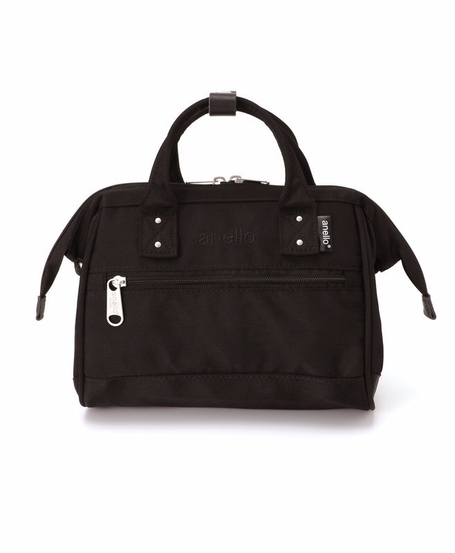 ANELLO Polyester Twill Mini Shoulder Bag AT-H1371 แบรนด์ฮิตติดลมบนในขณะนี้ กับคอลเลคชั่นใหม่เป็นรุ่นทรง Shoulder bag กระเป๋าสะพายในนี้ทำจากผ้า Polyester twill ที่มีความคงทนและมีสีสดใส กระเป๋าที่ดูจะใบเล็กๆใบนี้ สามารถบรรจุขวดน้ำ 500ml และกระเป๋าตังค์แบบยา