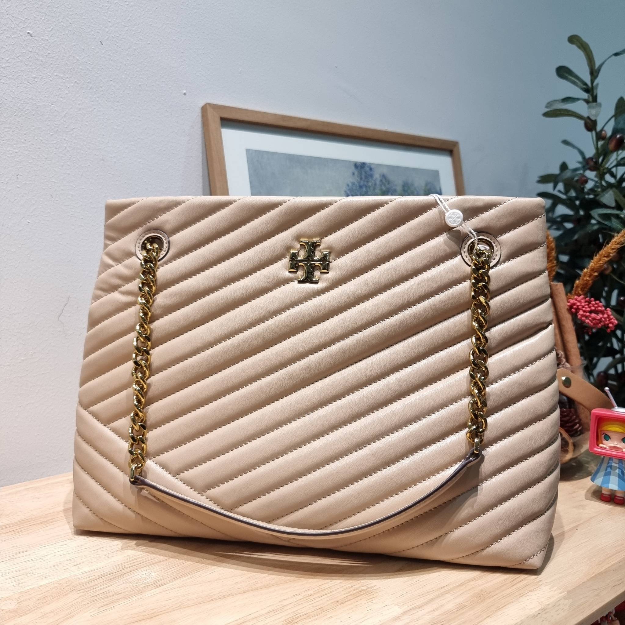 TORY BURCH KIRA CHEVRON TOTE กระเป๋าสะพายรุ่นที่ใครๆก็ต้องมี กับทรงโท้ทไซส์ใหญ่ ใช้ยังไงก็ดูหรู ดีไซน์เฉพาะตัว วัสดุหนังสัมผัสนิ่ม