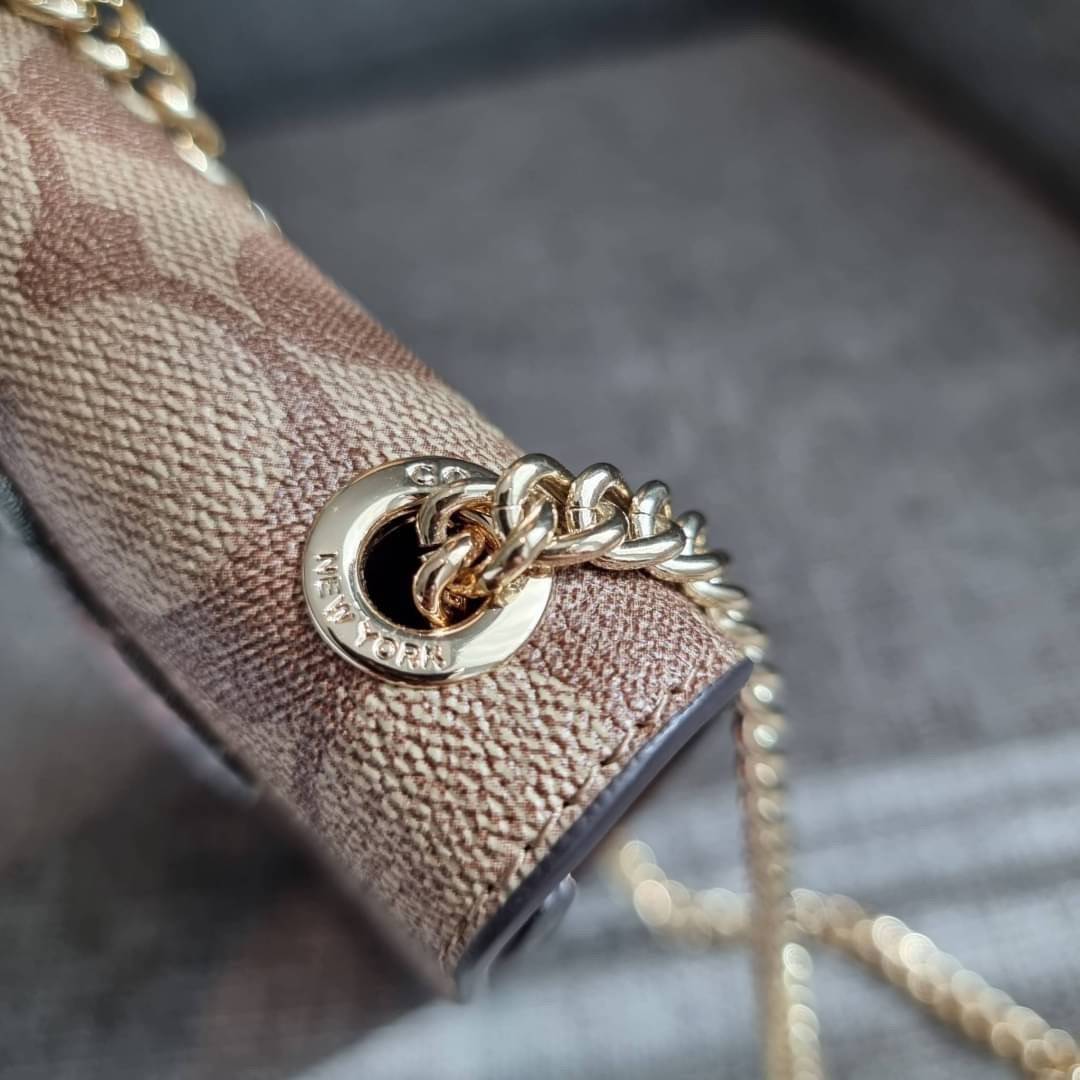 COACH NORTH/SOUTH PHONE CROSSBODY IN SIGNATURE CANVAS F55636 F39955 สุดคลาสสิคกับกระเป๋าสะพายเอนกประสงค์ Case phone ใส่โทรศัพท์มือถือได้ทุกรุ่น ดีไซน์ลายเอกลักษณ์ วัสดุหนังแคนวาสเคลือบลาย ฝาและภายในเป็นหนังสังเคราะห์เรียบ เปิด-ปิดด้วยกระดุม สายสะพายยาวประ