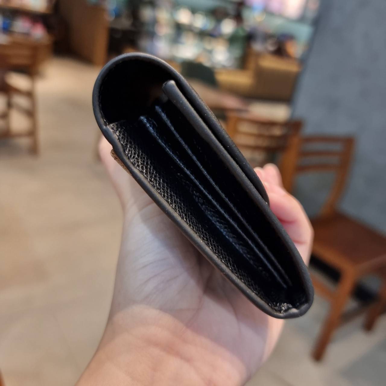 COACH F52601 POP SLIM ENVELOPE WALLET IN SIGNATURE รุ่นขายดี ขายหมด!! รุ่นหายาก!! เติมสต็อคจ้า!! กระเป๋าสตางค์รุ่นฝาพับ ดีไซน์เรียบหรู คลาสสิค ใช้งานง่ายและสะดวกมากๆ ด้วยซองซิปที่เสียบด้านหลัง ถอดแยกออกมาใช้ได้ หรือเอาออก พกกระเป๋าเดี่ยวๆก็ได้ ถือใบนี้ดูไ