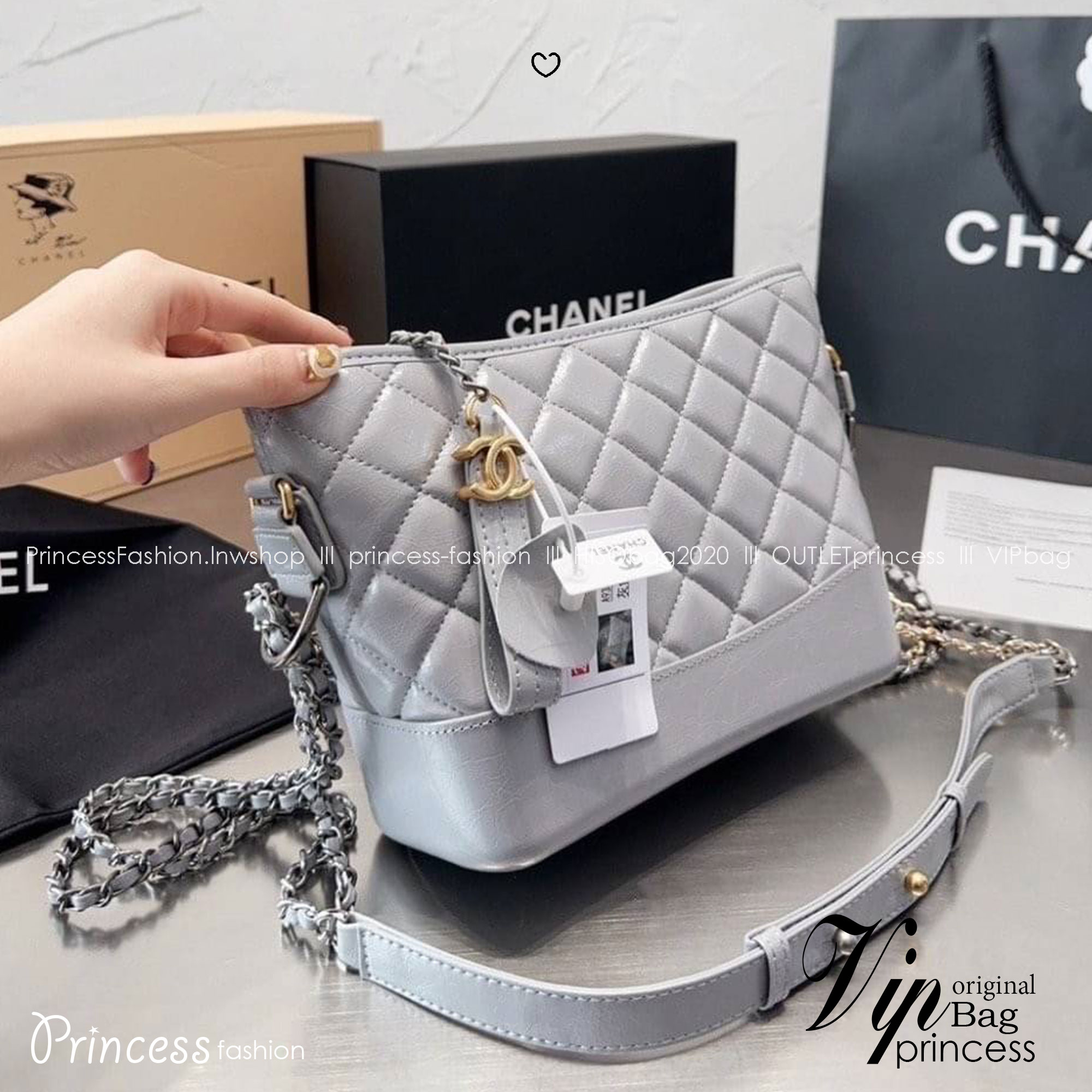 CHANEL Gabrielle Bag กระเป๋าสะพายซิกเนเจอร์ ดีไซน์ไม่เหมือนใคร เป็นเอกลักษณ์ สวยคลาสสิค No.1 ต้องยกให้ไอเท็มนี้เท่านั้น ใช้งานได้หลากหลาย สะพายได้ไม่ซ้ำ