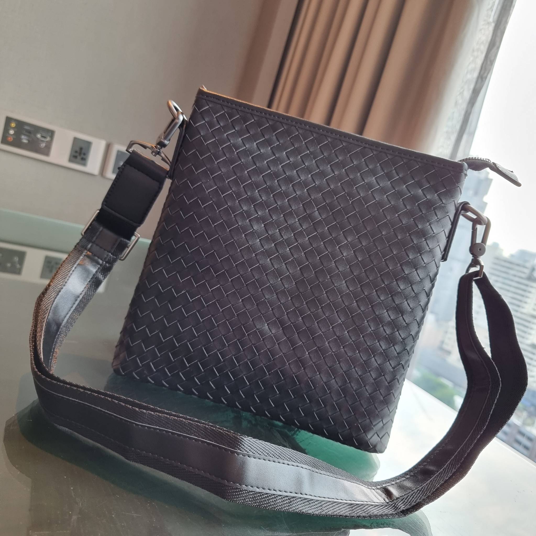 VIP 】อีกหนึ่งไอเท็มเด็ดที่หนุ่มๆรอคอย กระเป๋าสะพายข้างทรงแมสเซนเจอร์ B.ottega venata vip bag ดีไซน์คลาสสิคเอกลักษณ์ ลายสานเรียบหรู ดูแพง ทรงผู้ดี หล่อไปอีก อัพลุคไปอีก วัสดุหนังวัวเต็มใบ เปิด-ปิดด้วยซิป ภายในโล่งกว้างใส่ของได้ครบถ้วนสิ่งสำคัญ สายสะพายปรับ