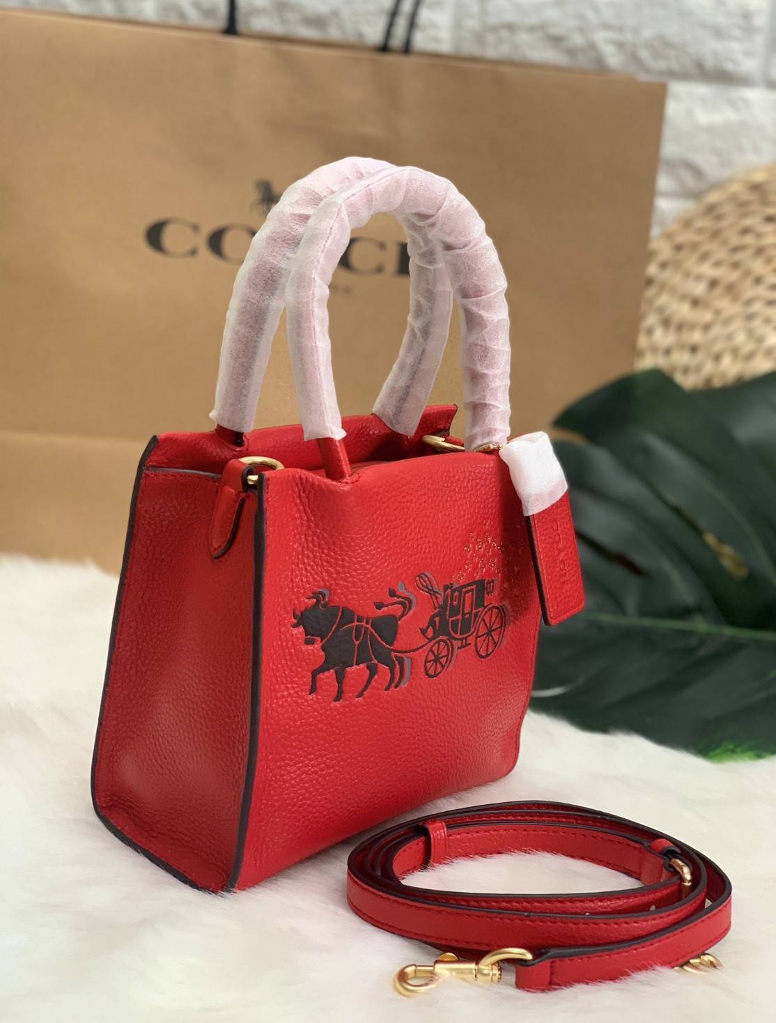 COACH MINI CALLY CROSSBODY IN SIGNATURE ((3599, 2184, 5693, 2134, 2183)) พร้อมส่งที่ไทยทันที! กระเป๋าสะพายครอสบอดี้ร์ กระเป๋าครอสบอดี้โท้ทมินิไซส์ รุ่นใหม่สุดฮอต!! ใบจริงคือน่ารักม้ากกกก!! สวยอยู่ทรง น่ารักน่าใช้ ทรงTote ปากกระเป๋าเปิดปิดแบบแม่เหล็ก ภายใน