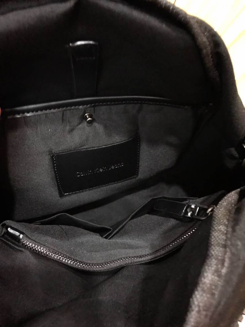 NEW ARRIVAL! CALVIN KLEIN JEANS BACKPACK 2017 กระเป๋าเป้ใบใหญ่ Limited Edition วัสดุหนังเรียบสีดำตัดกับ Nylon + Polyester เนื้อหนา น้ำหนักเบา คุณภาพดี กันน้ำ มีหูหิ้วเเละสายสะพายหลังเลื่อนปรับระดับได้ มีโลโก้ Calvin Klein ด้านหน้า เปิดปิดด้วยซิปรอบ ด้านข้