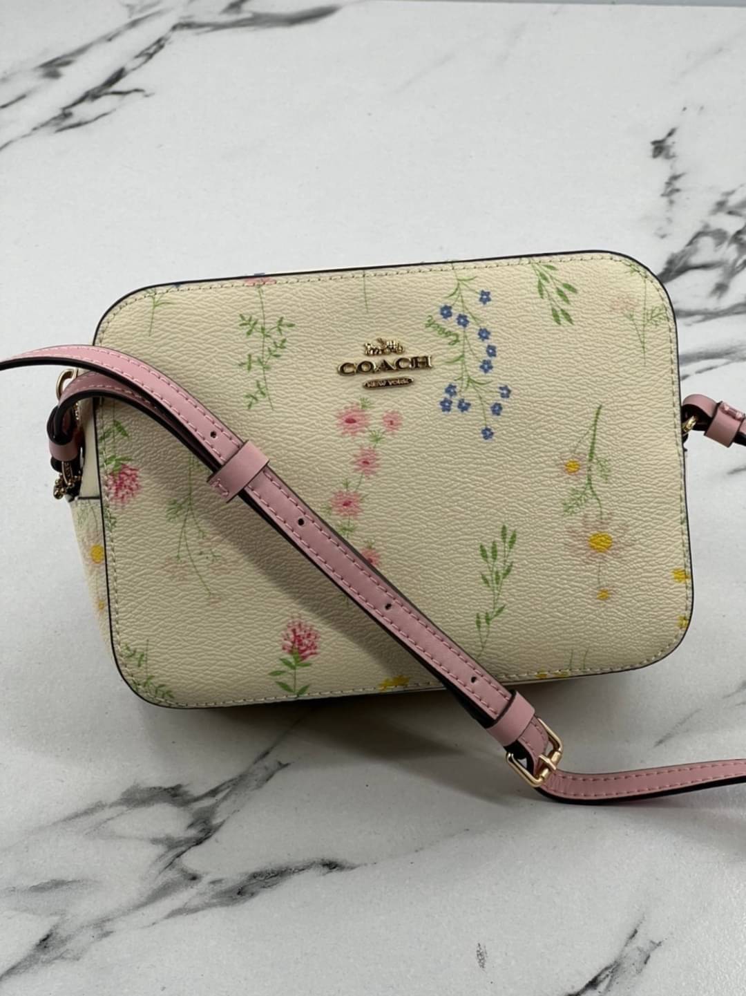 COACH Wildflower Printed GEMMA Mini Camera Bag น่ารักได้ไม่ต้องรอเช่นเคยอีกหนึ่ง!! สายหวาน สายเจ้าหญิง ไม่ควรพลาด!! กระเป๋าทรงกล่องสุดฮิต ในดีไซน์มุ้งมิ้ง มาให้จัดกันแน่นๆเลยจ้า ดอกไม้คละเต็มใบ สวยๆหวานๆ ด้านหน้ามีซิปให้เก็บของได้จุกจิก ภายในโล่งกว้างใส่ข