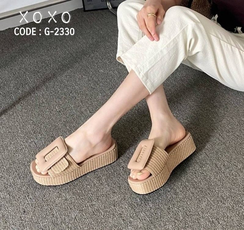 BOYY รองเท้าที่ไม่มีไม่ได้แล้ว รุ่นใส่สบายมาก แตะเตารีดส้นเสมอ แต่งเข็มขัดด้านหน้า วัสดุผ้าสาน ตรงกลางรองฟองน้ำนุ่ม