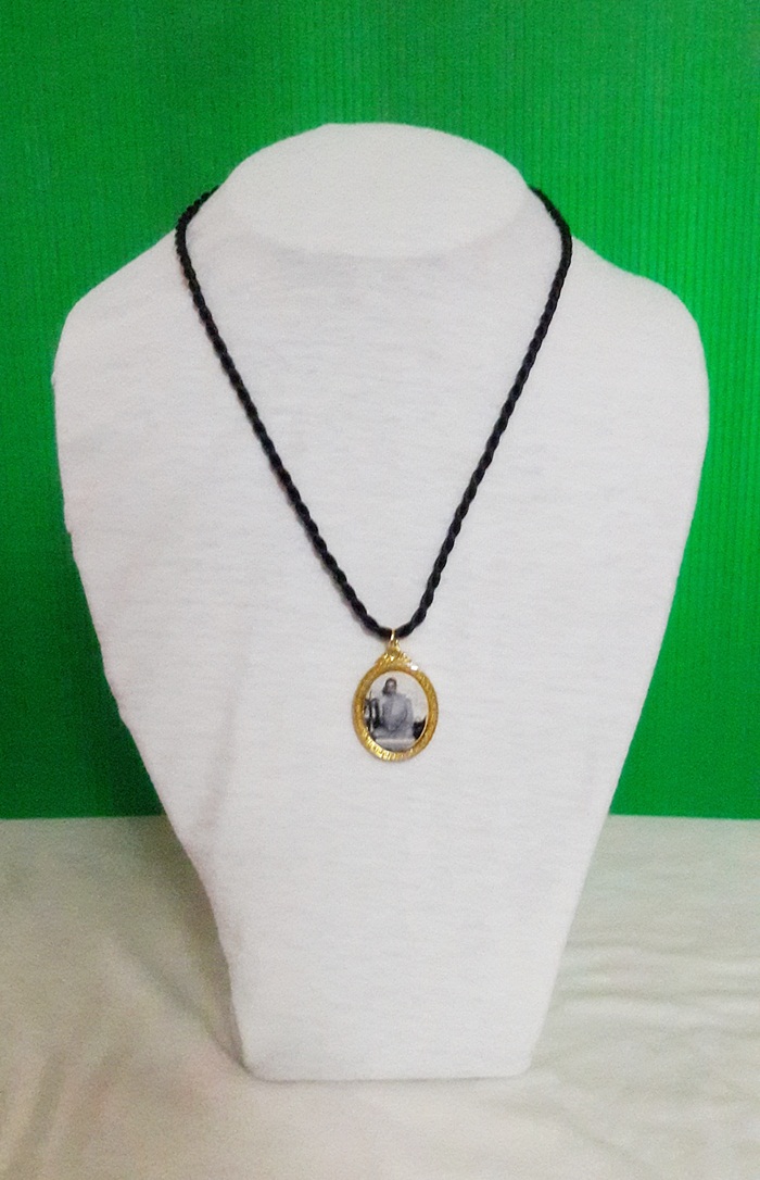 สินค้าหมดค่ะ ล็อกเก็ตในหลวง(ร.9) สองด้านพร้อมสร้อยคอ แบบ2ค่ะ