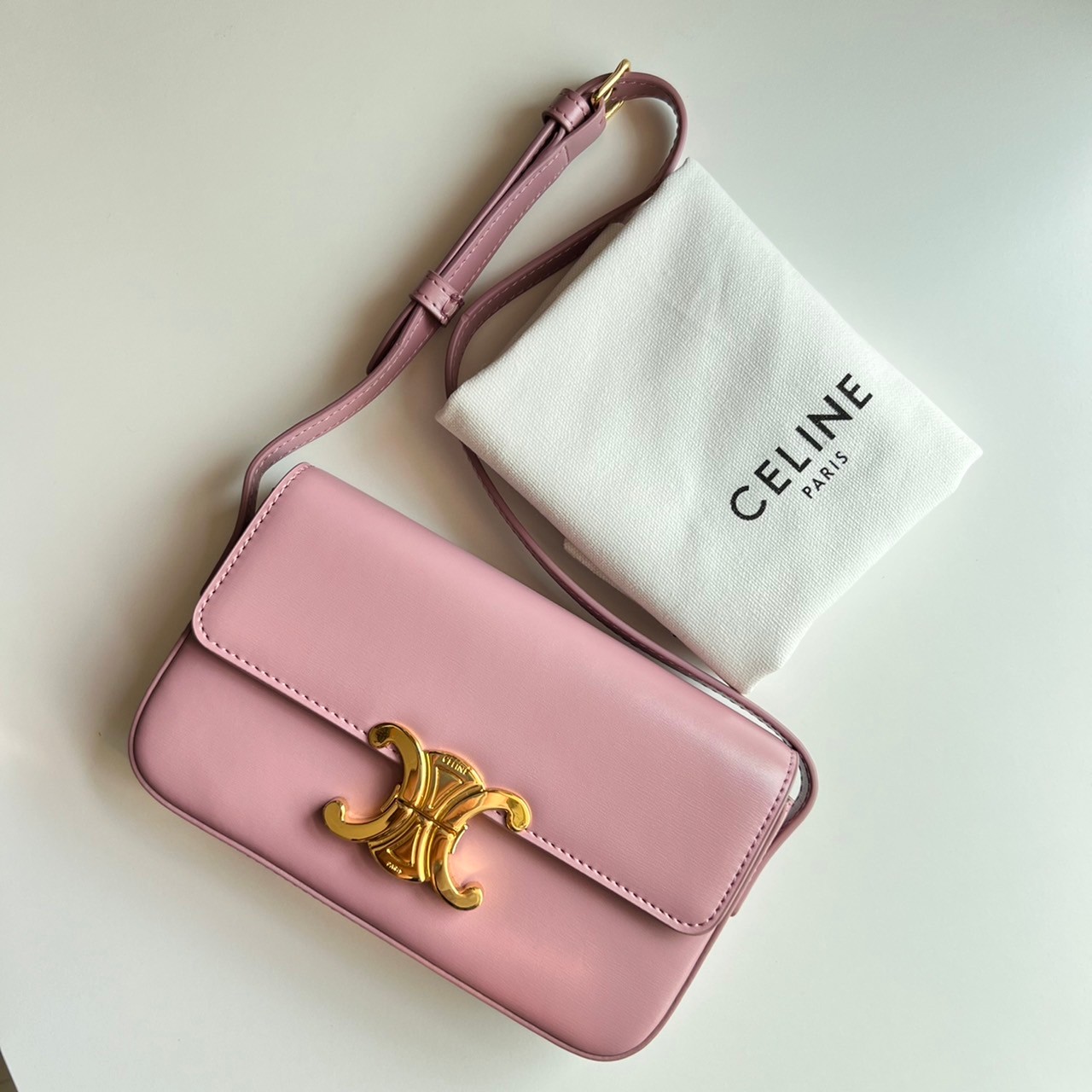 พร้อมส่งที่ไทยแล้วกับ CELINE TRIOMPHE SHOULDER BAG งานหนังเรียบสวยมาก กับสีโทนหวานๆ สาวๆ สายคิ้วห้ามพลาดเลยน้าาา ลวดลายสวยหรู ด้านในเปิดด้วยด้วยที่บีบโลโก้อะไหล่ทอง จุของได้กำลังดี ใส่โทรศัพท์ กระเป๋าสตางค์ใบสั้น ของจุกจิกได้ เหมาะกับสาวๆในวันที่อยากครอสบ