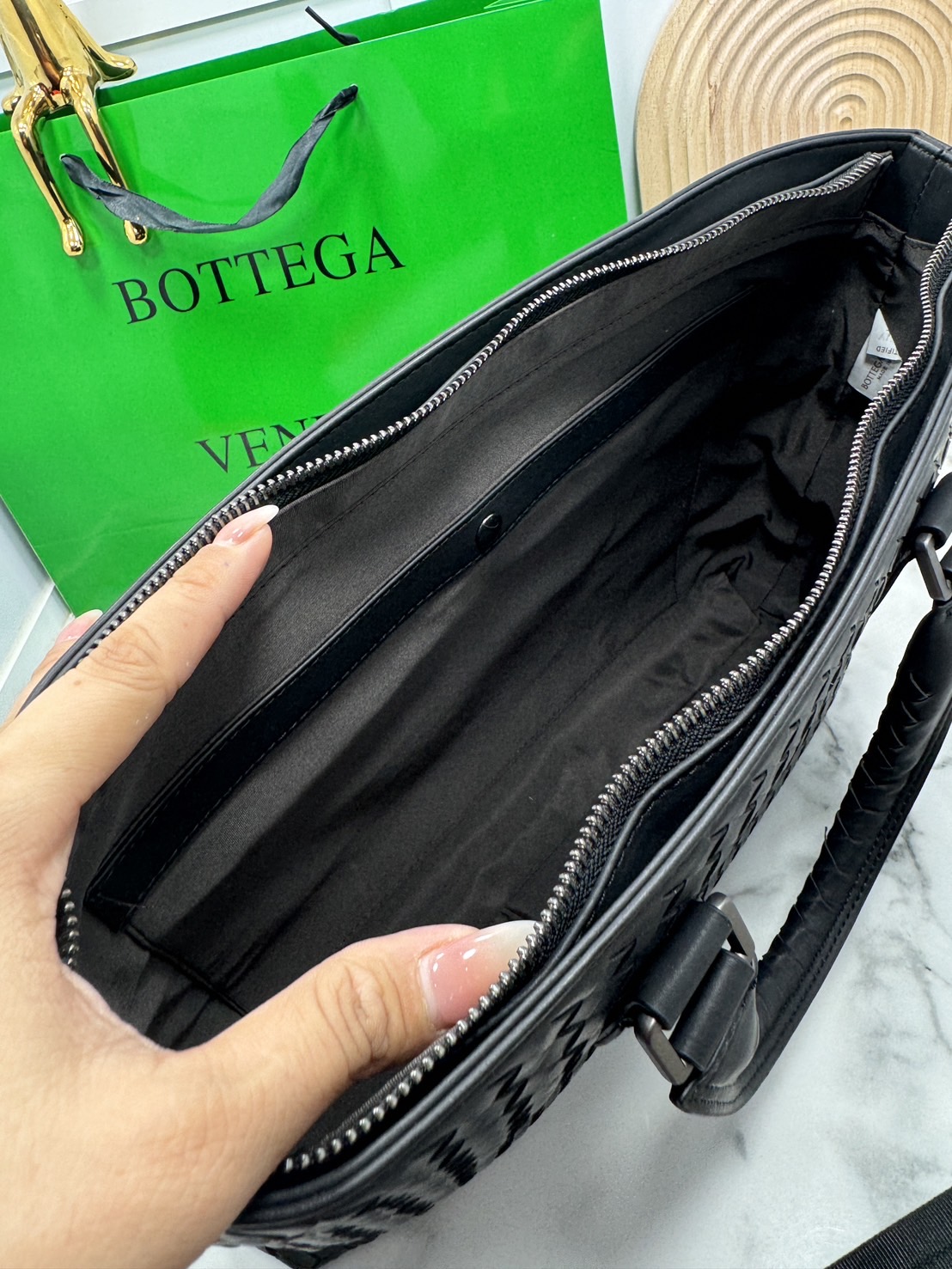 ORI หนังแท้ | Bottega Getaway Slim Intrecciato Leather Briefcase / Bottega Messenger Bag กระเป๋าใส่เอกสาร กระเป๋าทรงแมสเซ็นเจอร์ สวยเรียบหรูคลาสสิกเป็นเอกลักษณ์ โดดเด่นด้วยงานสานตาราง ดีไซน์เรียบง่าย แต่ดูแพง ไอเท็มสุดปัง!!