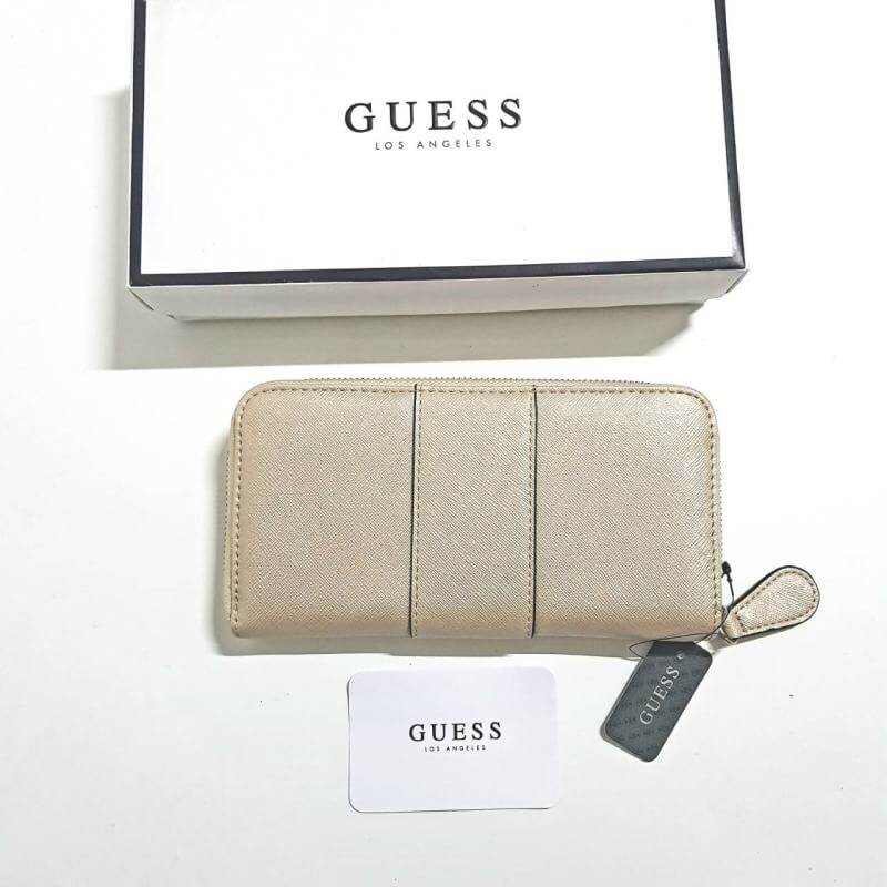 Guess leather wallet กระเป๋าสตางค์ใบยาวรุ่นซิปรอบ ด้านหน้าแต่งโลโก้แบรนด์โลหะสีเงินประดับเพชรหรูหรา รูปทรงสวยงามภายในมีช่องใส่ธนบัตร เหรียญ บัตรต่างๆ สามารถใส่ iphon 8ได้ค่ะ ปิดเปิดใช้งานสะดวกด้วยซิปรอบ รุ่นหนังดี คุ้มค่า ทนทาน