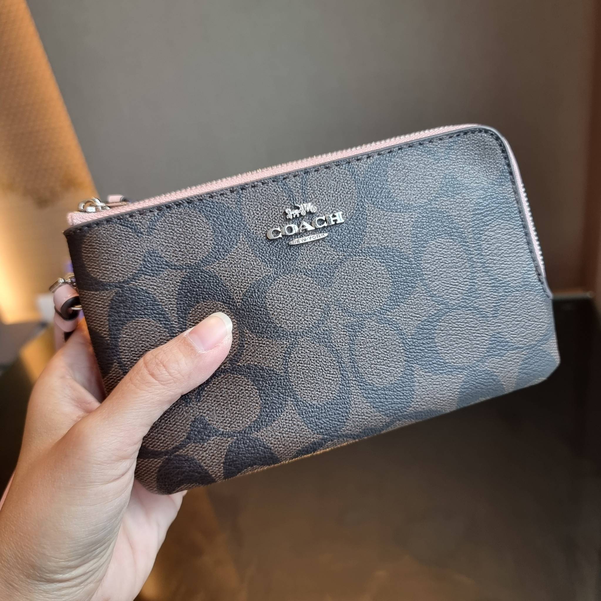 COACH F87591 DOUBLE CORNER ZIP WALLET IN SIGNATURE COATED CANVAS คล้องมือรุ่น 2 ซิป!! มาแล้วจ้า 🌟🤗 ไซส์นี้คือเหมาะมือจริงๆ พกง่ายเช่นเคย ไม่ต้องกังวลว่าจะเกะกะหรือกินพื้นที่กระเป๋าหลัก วัสดุหนังแคนวาสเคลือบลาย มีช่องหลักแยก 2 ช่อง ภายในบุผ