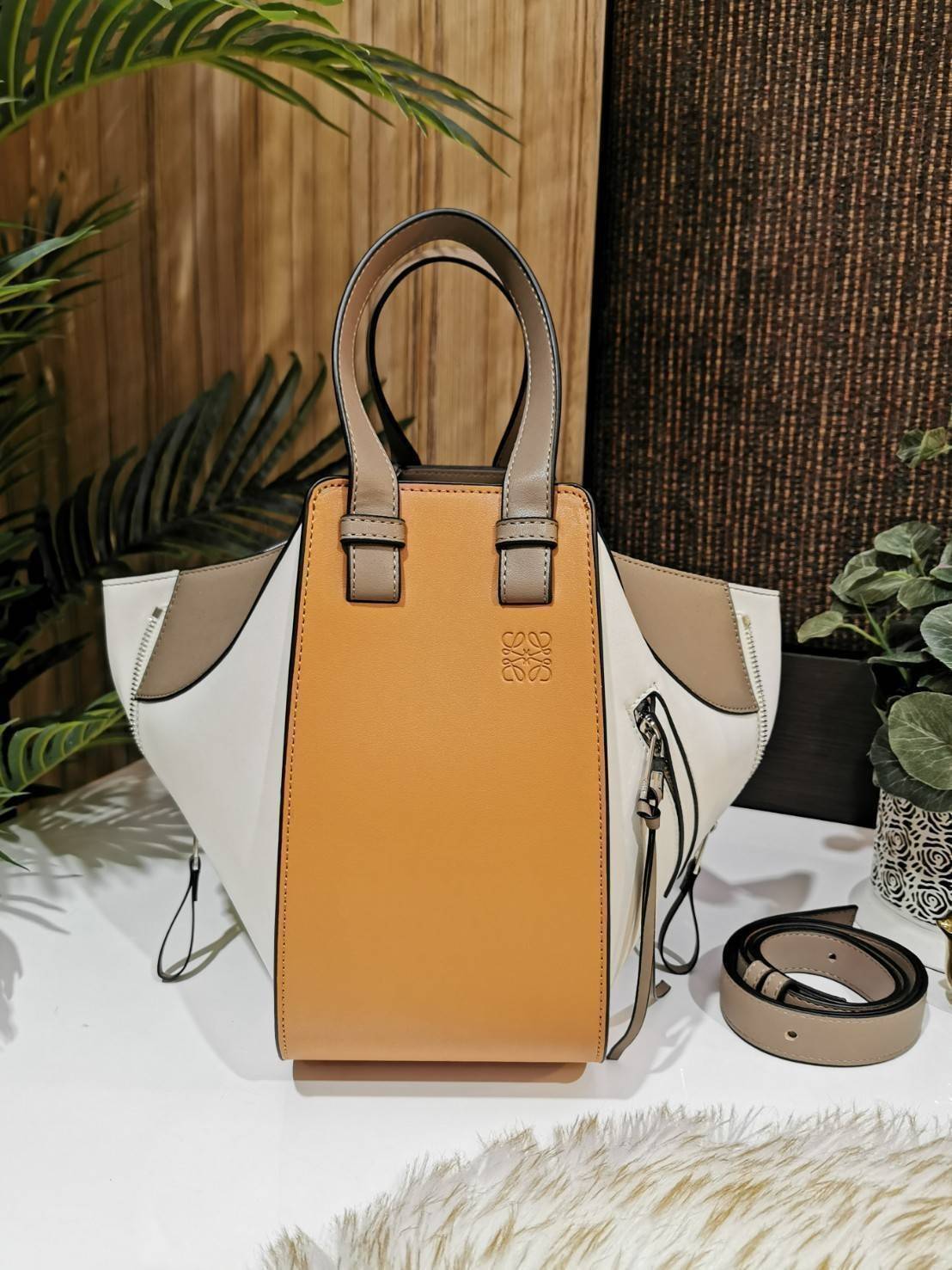 LOEWE HANDLE & SHOULDER BAG GIFT WITH PURCHASE GWP รุ่น Rare items สุดๆวัสดุหนังแท้ Calfskin หนังสวยดีไซน์มีเอกลักษณ์ ใบใหญ่กำลังดี น้ำหนักเบา สามารถปรับได้หลายทรง ด้านข้างมีซิปปรับขยายได้ ภายในโล่งกว้าง ใส่กระเป๋าสตางค์ กล้อง มือถือ ของใช้ได้เยอะ หูหิ้วห