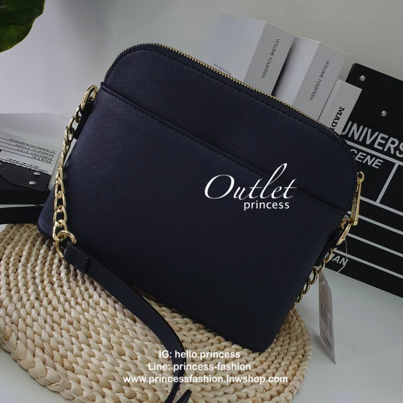 MICHEAL KORS CHAIN CROSSBODY BAG กระเป๋าสะพายแบรนด์ดังทรงสุดฮิตหนัง SAFFIANO ทั้งใบ ด้านหน้าประดับโลโก้แบรนด์ MK สีทอง ขนาดกำลังดี เปิดปิดด้วยซิปสะดวกใช้ ภายในบุผ้าแบรนด์ มีช่องซิปและช่องใส่มือถือ ด้านหลังมีช่องใส่ของจุกจิก อีกหนึ่งช่องพร้อมกระดุมแม่เหล็ด