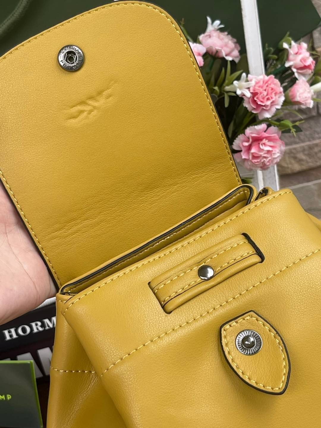 Longchamp Le Pliage Cuir Xs Leather Backpack แบรนด์ติดเทรนด์ตลอดไม่เคยเปลี่ยนกับ ทรง Le Pliage Cuir หนึ่งในตระกูลกระเป๋าสุดไอคอนิกจากแบรนด์ เมื่อรุ่น Le Pliage Cuir ในรูปแบบของหนังแกะ Metis ได้ถือกำเนิดขึ้นในปี 2012 เป้ที่มีการจัดการปรับดีไซน์ให้มีขนาดกำล