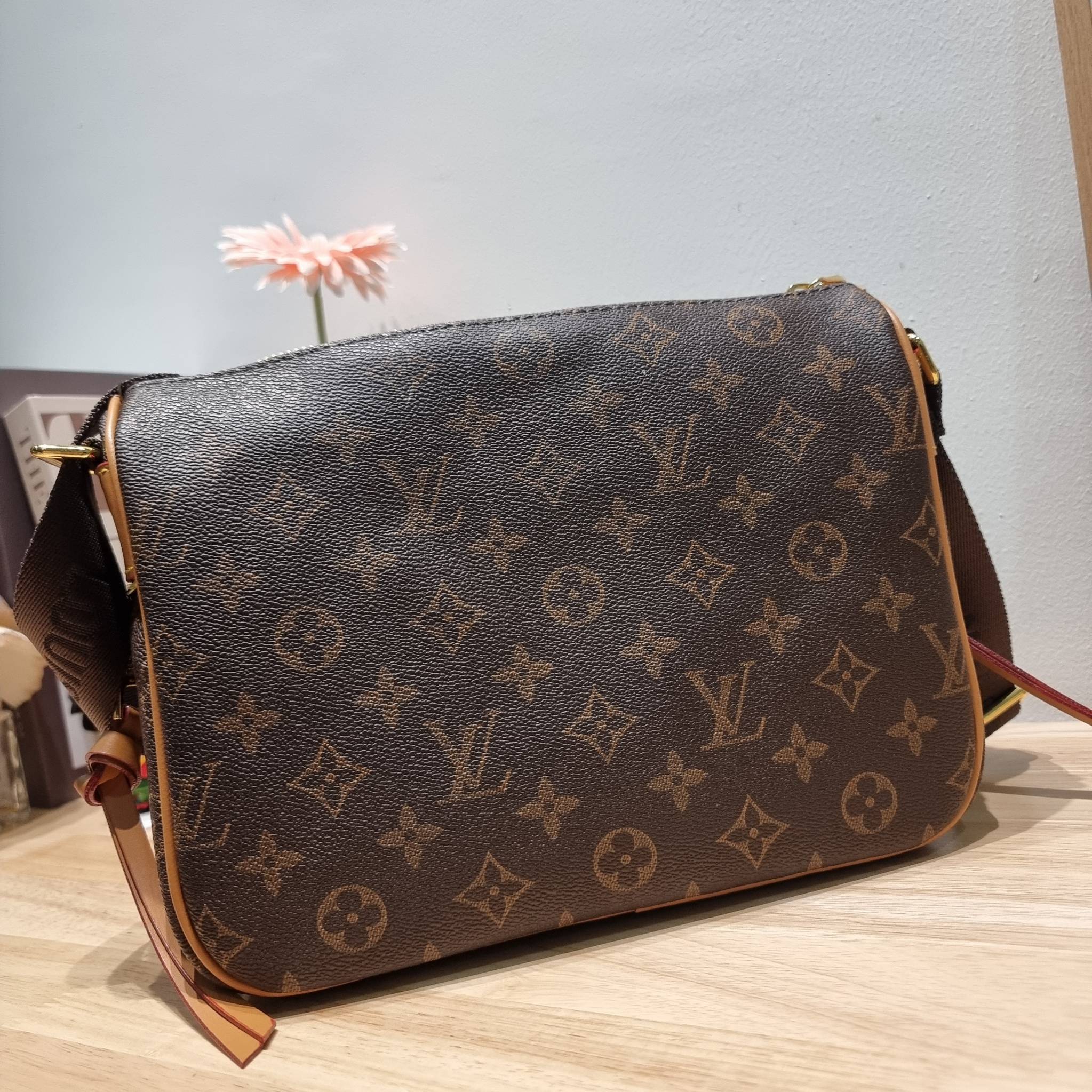 LV INVENTEUR MONOGRAM BAG รุ่นหายากสุดคลาสสิค กับกระเป๋าสะพายข้างดีไซน์วินเทจ ย้อนยุค มีดีเทลความหรูด้วยแผ่นเพลทสีทอง สายสะพายในตัวใช้งานได้คล่องตัว