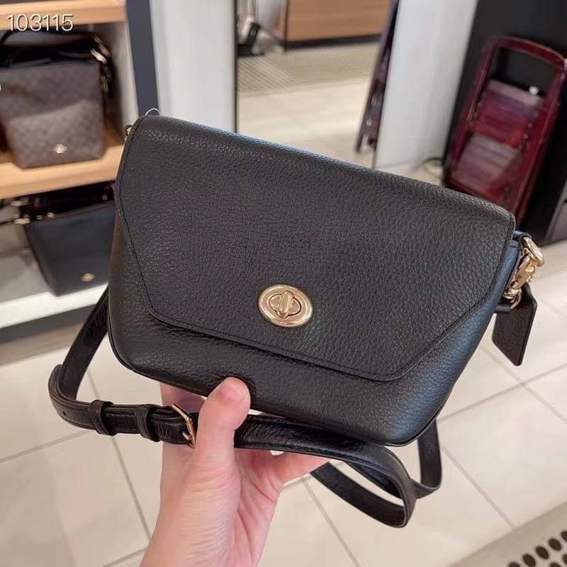 คอลเลคชั่นใหม่ ทั้งสวยทั้งคุณภาพค่ะ😘 COACH KARLEE CROSSBODY BAG 💐พร้อมส่ง ได้ไปไม่ผิดหวังแน่นอนค่ะ! สวยๆแบบคนดังระดับโลกกันค่าา กระเป๋าสะพายแบบครอสบอดี้ร์ หนังแท้นิ่มสวยงามมากๆค่ะ รูปทรงน่ารักกระทัดรัด เปิดปิดกระเป๋าแบบหมุนล็อค ภายในสามารถ