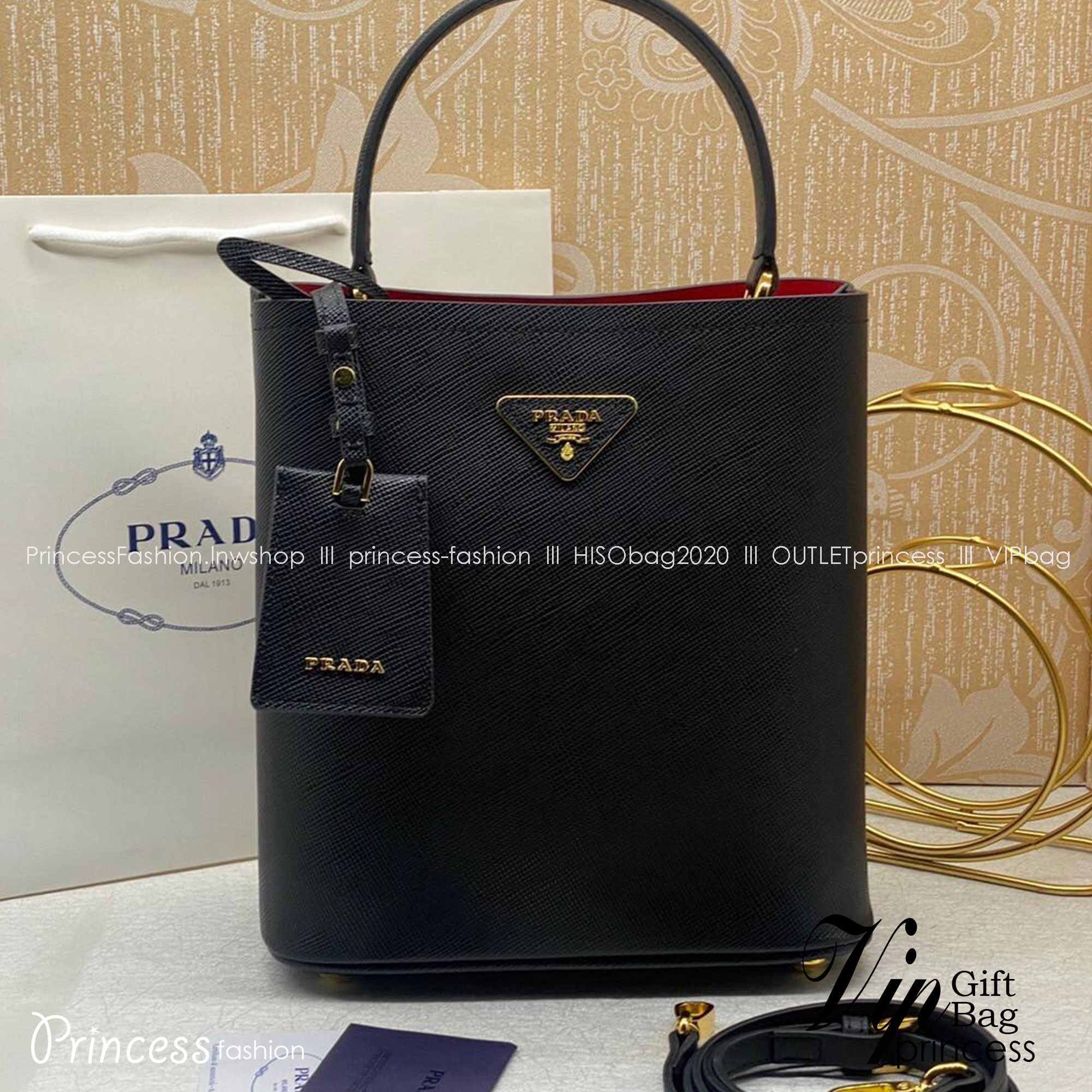 22cm Medium Prada Panier Saffiano Leather Bag / PRADA Saffiano Bucket Bag กระเป๋าสะพายทรง bucket ไซส์ใหญ่ ตอบโจทย์กับไลฟ์สไตล์คนรุ่นใหม่ที่ชอบพกพาของเยอะ ภายในโล่งกว้าง ใส่ของสำคัญได้เลย รีบจับจองกันน้า ราคาสุดคุ้มแบบนี้ ตำเลย!