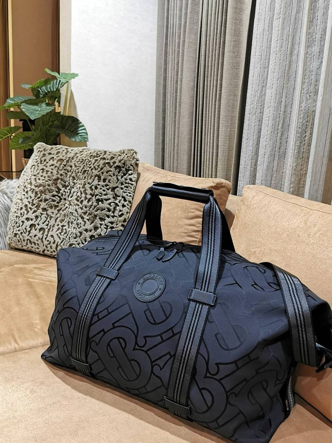 BURBERRY FRAGRANCES MONOGRAM TRAVEL BAG GIFT WITH PURCHASE GWP Limited จาก BURBERRY PURFUME COUNTER วัสดุ POLYAMIDE ขึ้นลาย Monogram คอลเลคชั่นล่าสุด ใบใหญ่จุใจแ2ต่น้ำหนักเบา ใส่สัมภาระขึ้นเครื่องเดินทางได้ ใส่เสื้อผ้า รองเท้า เอกสาร A4 iPad Notebookได้ ภ