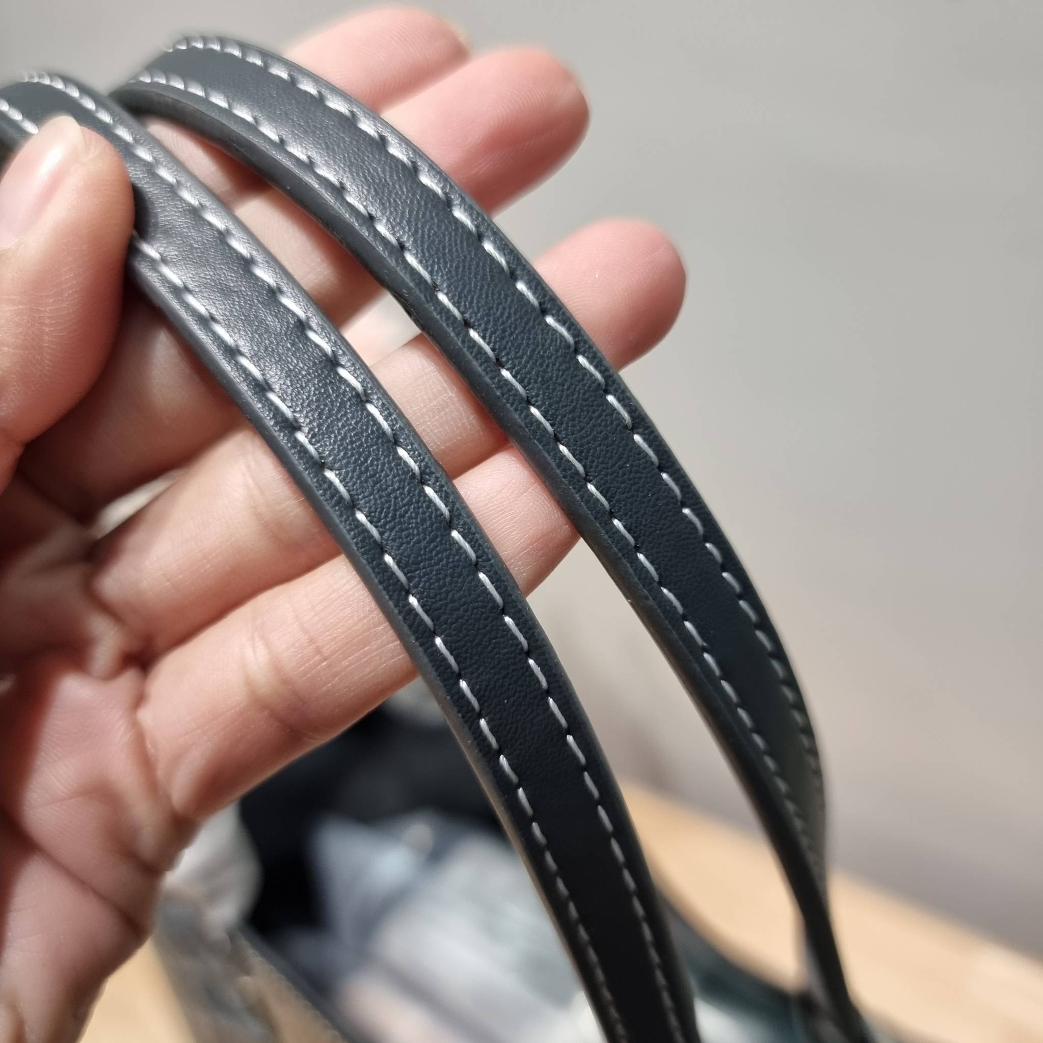 GOYARD ANJOU REVERSIBLE TOTE กระเป๋าสะพายทรงโท้ท ใบใหญ่จุใจ!! กลับด้านใช้ได้ทั้ง 2 ด้าน มาครบสีขายดี เลิศทุกสี รูปทรงคลาสสิค ดีไซน์เป็นเอกลักษณ์ ใช้งานได้หลากหลาย สามารถกลับด้านใช้ได้แบบไม่มีเบื่อ วัสดุหนังแคนวาสพิมพ์ลายสวยคม