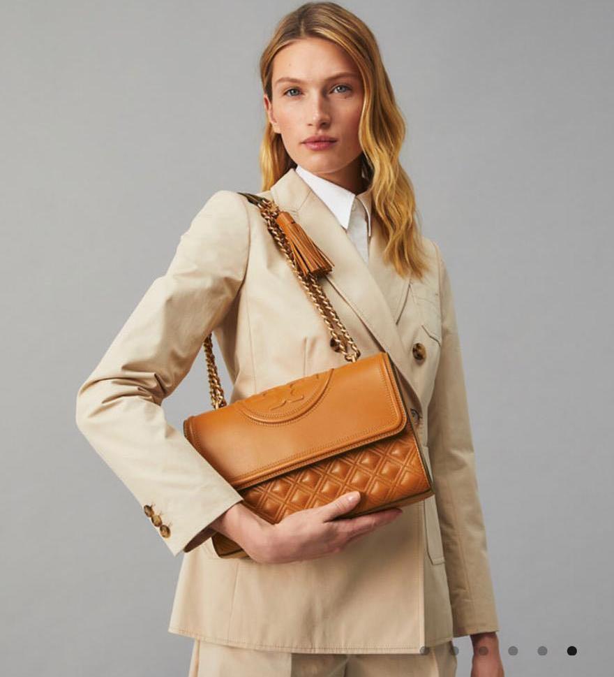 TORY BURCH Fleming Convertible Shoulder Bag ดีไซน์น่ารัก ดูแพงไม่เป็นรองใคร ใช้ได้ทั้งทั่วไปและออกงาน สาว ๆ คนไหนที่กำลังมองหากระเป๋าสะพายไหล่น่ารัก ๆ สักใบที่มีดีไซน์โดดเด่น สะดุดตาล่ะก็ไม่ควรพลาดกับ Collection นี้เลยค่ะ เพราะ Fleming นั้นเป็นรุ่นที่เรีย