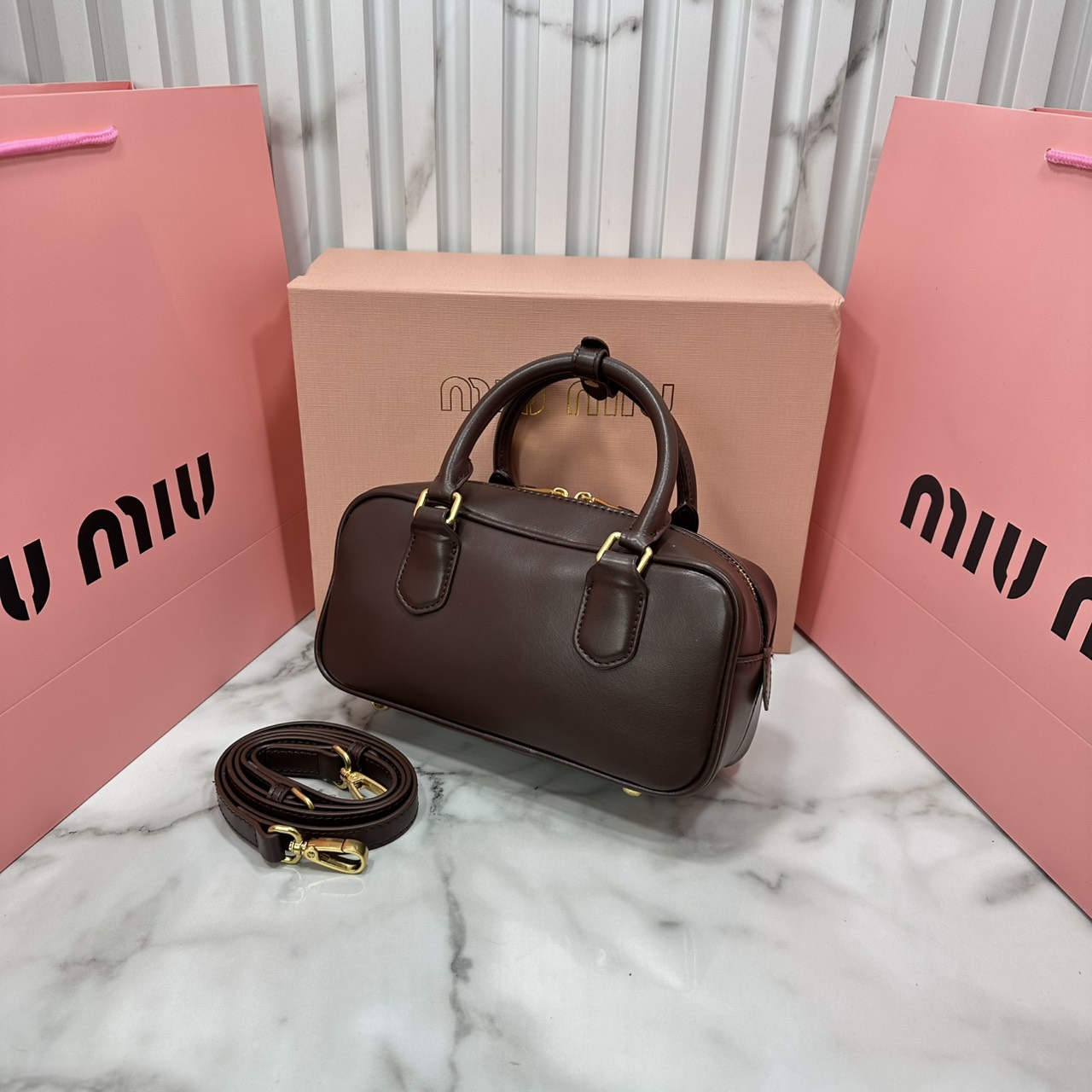 ORI หนังแท้ | MIU MIU Arcadie leather mini-bag Mini 20cm กระเป๋าสะพายทรงโฮโบลุคลูกคุณหรูหรา ไซส์มินิน่ารักๆเก๋ๆ สวยดูแพง หูจับในตัวง่ายและสะดวกพกพา
