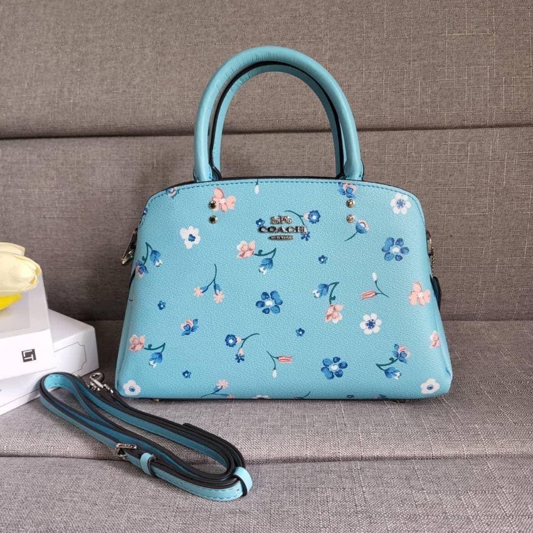 COACH C8216 MINI LILLIE CARRYALL WITH MYSTICAL FLORAL PRINT สีใหม่ล่าสุด กับรุ่นที่สุดของความขายดี คอลยอดฮิตในลวดลายสุดชิค กระเป๋าสะพายทรงสวย ที่ดีไซน์ออกมาให้ใช้งานง่าย สะดวก สวย หรู ดูดี!! วัสดุหนังแคนวาสเคลือบลาย มาพร้อมสายสะพายข้างและหูจับในตัว ถอดออก