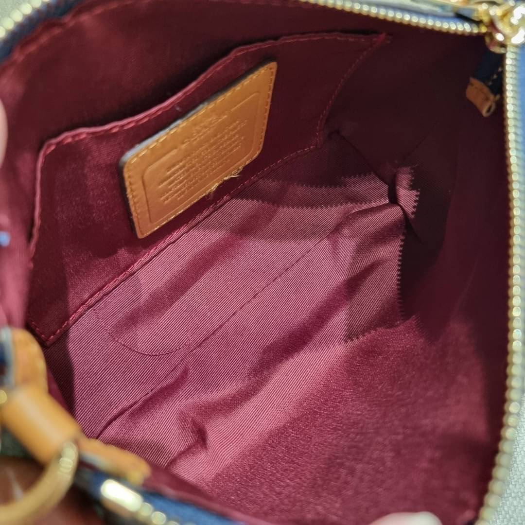 COACH 36674 TOP HANDLE POUCH IN SIGNATURE JACQUARD กระเป๋าทรงพอช ยอดฮิต ยกขึ้นแท่น ด้วยดีไซน์ที่ออกมาให้ใช้งานได้ง่าย ขนาดกำลังเหมาะ วัสดุหนังแคนวาสทนทาน ดีไปหมดขนาดนี้!! คุณลูกค้าถึงสั่งกันรัวๆจริงๆ ภายในโล่งกว้าง ใส่โทรศัพท์ได้ทุกรุ่น มาพร้อมสายคล้องแขน