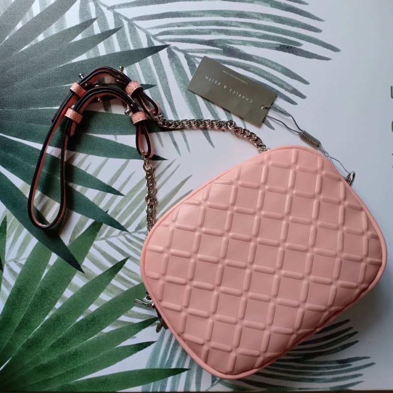 CHARLES & KEITH Crossbody Bag กระเป๋าสะพายขนาดกำลังดี พกพาง่าย ไม่ใหญ่จนเกินไป ปั้มลายนูน เปิดปิดด้วยซิป อะไหล่เงิน ภายในมีช่องซิป1ช่อง ช่องใส่บัตร3ช่อง ซับด้วยผ้า สายยาวถอดได้ ปรับได้ขนาด2ระดับ สายโซ่และหนังตรงบ่า สายยาว50cm. มาพร้อมถุงผ้ากันฝุ่นแบรนด์
