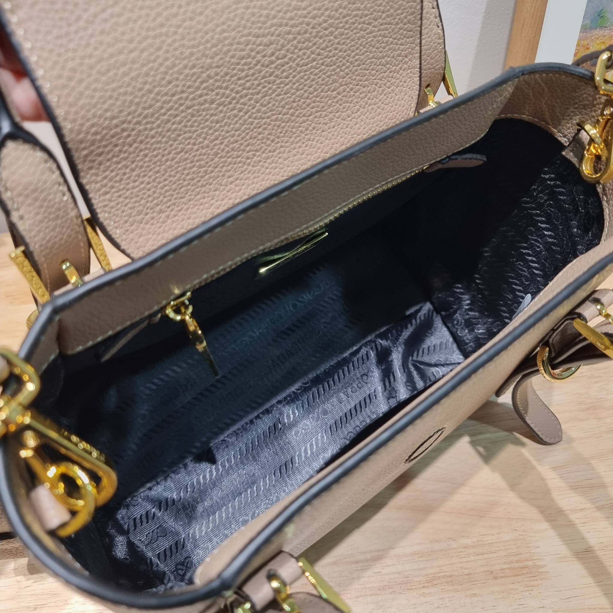 PRADA Saffiano leather bag / Prada leather bag กระเป๋าถือ/สะพายล่าสุด ที่ดีไซน์เรียบหรู สวยคมชัด เต็มไปด้วยดีเทลน่าใช้ สายคล้องไหล่ที่สามารถถอดออกได้