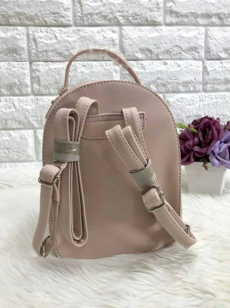 Bershka backpack bag ✔️รุ่นหายากค่ะ กระเป๋าสะพายหลัง หนังซาฟเฟียโน่ ด้านหน้าปักรูปดอกไม้ งานปักเน้นๆ สวยงามมากๆค่ะ เปิดปิดกระเป๋าแบบซิป ภายในโล่ง ใส่ของได้จุนะค่ะ สายสะพายด้านหลังเลื่อนปรับฟรีไซด์ค่ะ รุ่นนี้ขนาดกำลังดี น้ำหนักเบา ใบจริงน่ารักน่าใช้