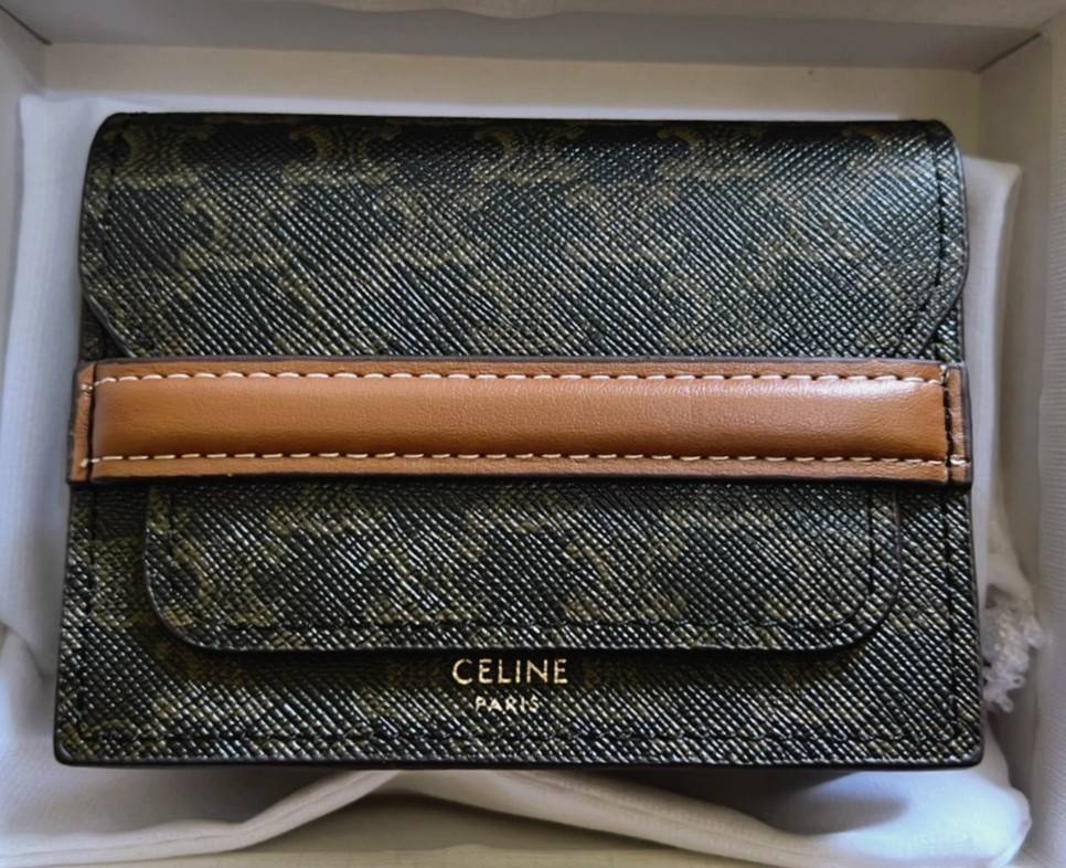 CELINE SHORT WALLET กระเป๋าสตางค์ซีลีนใบสั้น วัสดุ Triomphe Canvas หนังขึ้นลาย Signature Brand สวยอยู่ทรงมีโลโก้ด้านหน้าเปิดปิดด้วยฝาพับคาดเเถบหนังด้านหน้า ภายในมีโลโก้ มีช่องแบ่งหลายช่อง มีช่องใส่บัตรหลายช่อง สามารถช่องใส่เหรียญ บัตร ธนบัตรเเบบพับได้ ไอเ