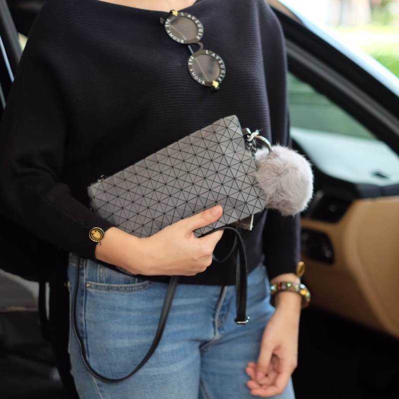 เอาใจสาวๆ ที่ต้องการหากระเป๋าสะพายข้างใบเล็กๆเบาๆ สะพาย cross body สวย สะพายจบในใบเดียว แนะนำใบนี้เลยค่า ตัวกระเป๋าสีดำ อะไหล่ดำ เรียบหรูมากคะ จากแบรนด์ David Jones ตัวกระเป๋าสะพาย ปรับเก็บสายถือเป็น clutch bag ได้คะ มีสายคล้องข้อมือ ขนาดกะทัดรัด พร้อมช่อ