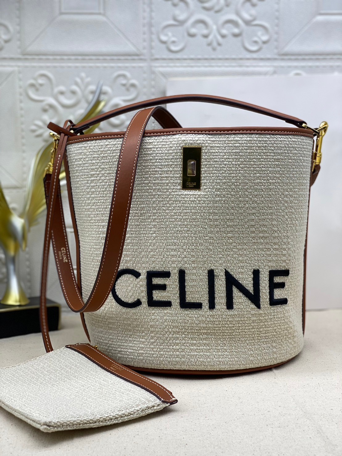 CELINE BUCKET BAG 23cm วัสดุ Textile Canvas & CalfSkin ดีไซน์ทรง Bucket ใบใหญ่กำลังดี มาพร้อม Clutch ใบเล็กเข้าชุด เนื้อหนาแข็งแรง ภายในกว้างและจุใส่สัมภาระได้เยอะจุใจ