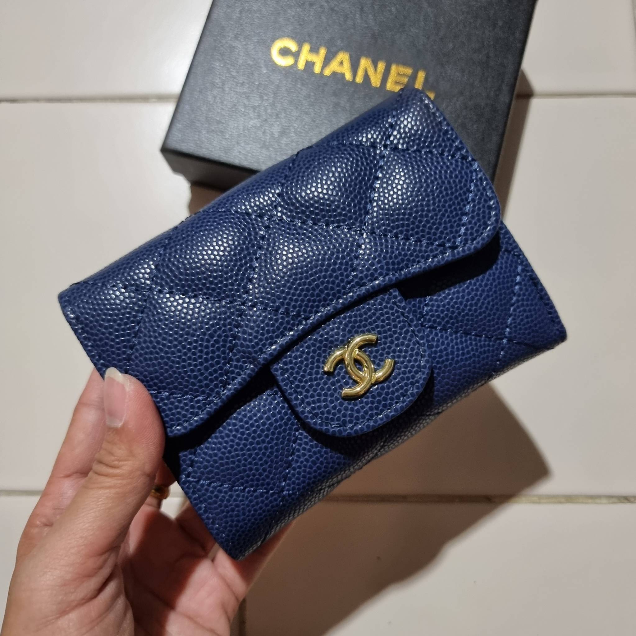 VIP 】มาแล้วจ้า!! รุ่นแนะนำ!! ฮิตติดใจสาวๆ!! กระเป๋าสตางค์ใบสั้นรุ่นฝาพับ จาก Chanel premium for gift เรียบหรู ดูไฮน์ วัสดุหนังสังเคราะห์ลายคาร์เวีย ด้านในเป็นหนังซาฟเฟียโน่ เปิด-ปิดด้วยกระดุมแม่เหล็ก ภายในกระเป๋ามีช่องใส่บัตร ใส่ธนบัตรได้ ดีไซน์เรียบหรูตา