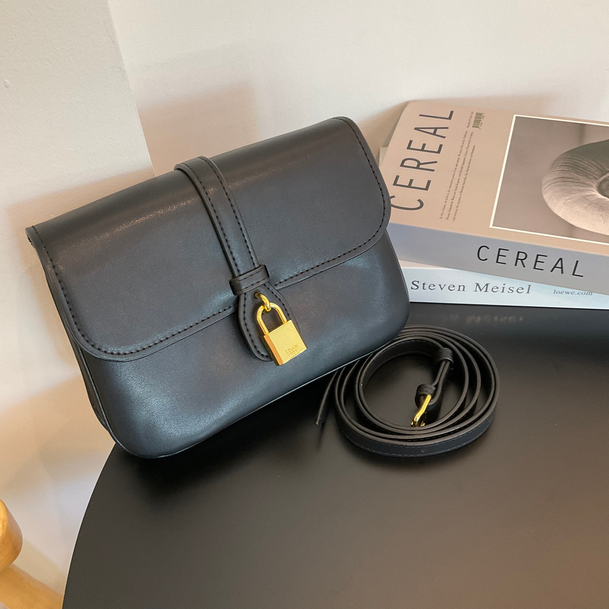 Celine Medium Tabou in smooth พร้อมส่งที่ไทยอีกครั้ง! CELINE SHOULDER BAG VIP หนังเรียบสวยหรู ปรับดับพวงกุญแจสีทองด้านหน้า ด้านในเปิดด้วยด้วยกระดุม แบ่งช่องใส่ของออกเป็นสัดส่วน