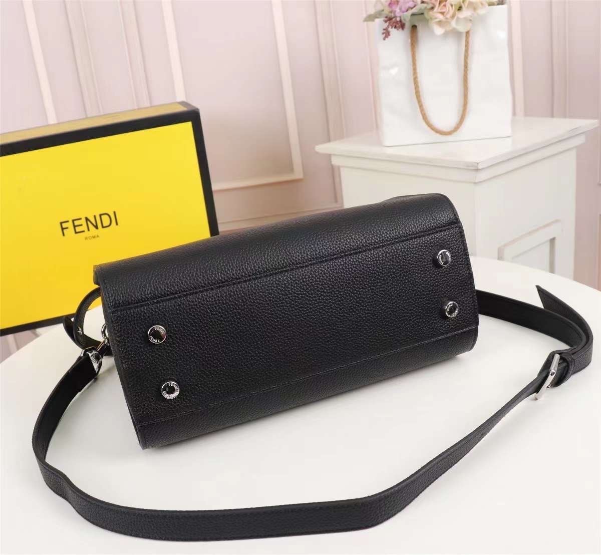 FENDI Monster Bag 30cm หนังคาเวียร์ เกรดเทพออริจินอล กระเป๋ายอดนิยมของแบรนด์ ดีไซน์สวยเรียบหรูแฝงด้วยความเก๋ สามารถสะพายหรือถือ เหมาะสมกับวัยรุ่น สะดวกในการพกพาไม่ว่าสาว ๆ จะไปเที่ยวต่างจังหวัด ต่างประเทศหรือแม้กระทั่งทำกิจกรรมแอดเวนเจอร์ต่าง ๆ ก็ไม่ทำให้