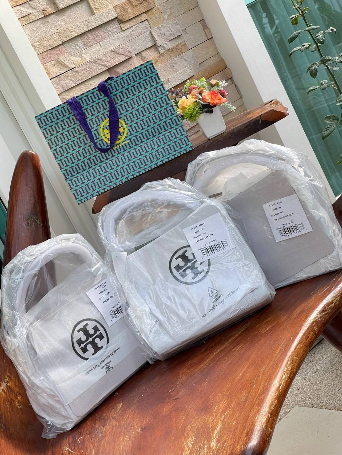 Tory burch lee radziwill pebbled small double bag กระเป๋า Lee Radziwill Double Bag สุดหรู ที่คำนึงถึงการเลเยอร์หนังและหนังกลับอย่างประณีตลงไปในงานดีไซน์ สามารถปรับปากกระเป๋าได้ 3 แบบตามต้องการ พร้อมนำเอาความเป็น American Luxury มาตีความใหม่ผ่านแง่มุมของคว