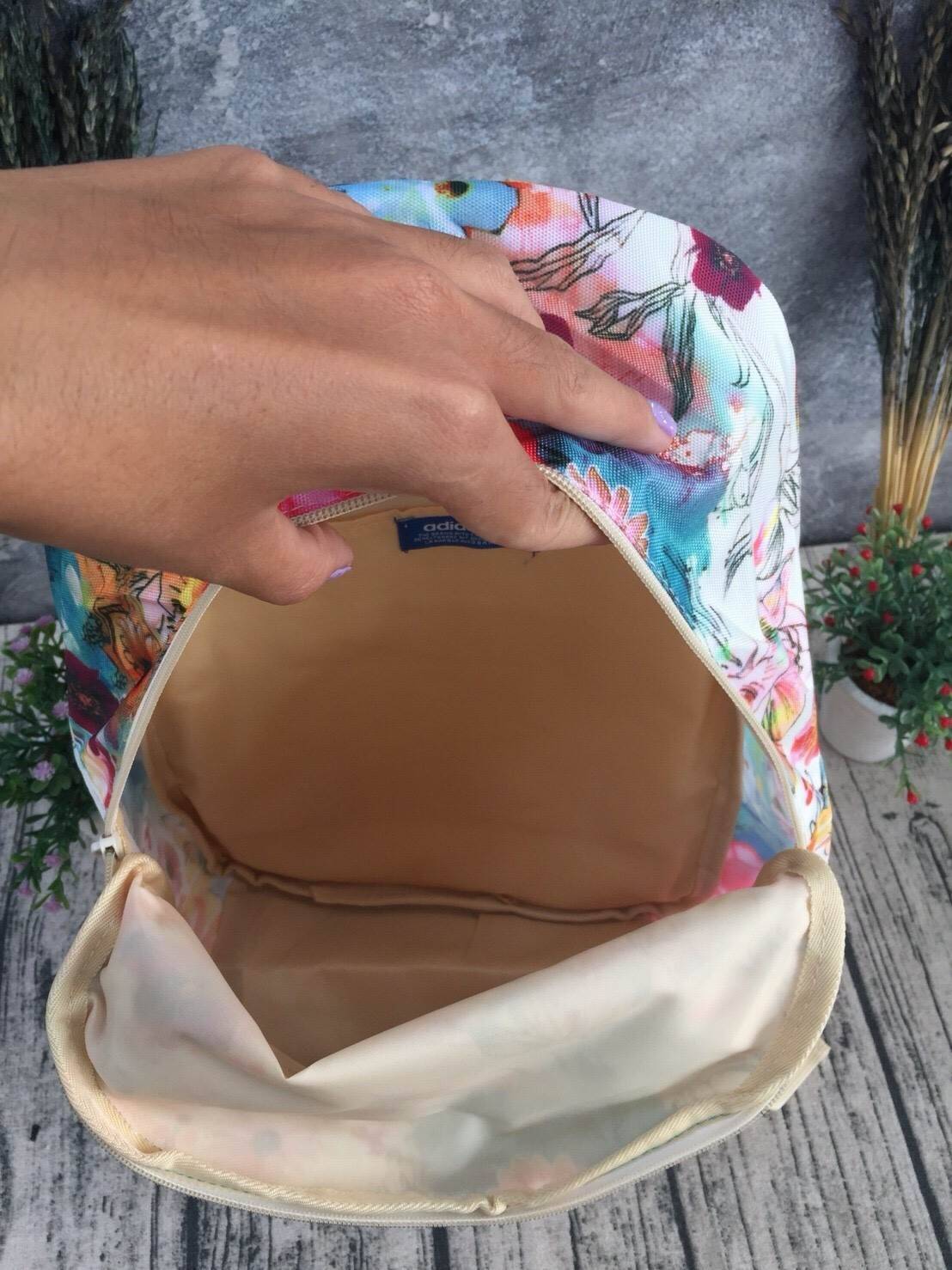 ADIDAS WOMEN ORIGINALS CROCHITA CLASSIC BACKPACK กระเป๋าเป้ แบบใหม่ล่าสุด พิมพ์ลายคลาสสิค ใช้เป็นกระเป๋านักเรียน หรือเป้กีฬาได้ ช่องใส่ของใหญ่แยกช่องสำหรับใส่หนังสือ และมีช่องหน้าใส่ของจุกจิก รูปแบบสวยทันสมัย ใช้ได้ทั้งชาย-หญิง วัสดุคุณภาพดี กันน้ำได้