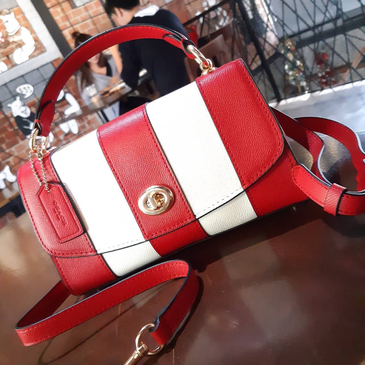 COACH TILLY SATCHEL 23 IN SIGNATURE CANVAS ((C1802//C1439/C1435)) กระเป๋า crossbody สวยหรู ขนาดใหม่ พร้อมสีมาใหม่!! ดีไซน์ย้อนยุค วัสดุหนังแคนวาสเคลือบลายสลับหนังแท้ มาพร้อมหูจับในตัว และสาย crossbody ปรับได้ตามตัว เปิด-ปิดด้วยตัวบิดล็อค ภายในโล่ง บุกำมะห