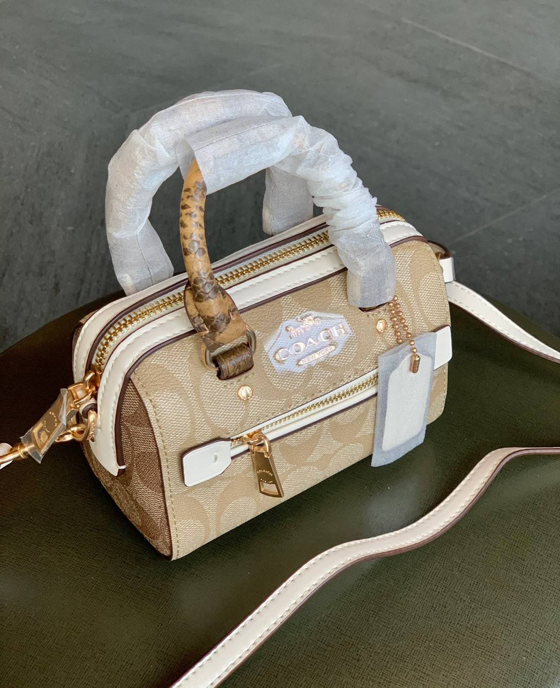 จิ๋วแต่แจ๋วไปเลยค่าา😘 COACH MICRO ROWAN CROSSBODY ((2300)) MINI พร้อมส่ง! บอกเลยสาวๆห้ามพลาด ใบจริงสวยมากๆค่ะ! กระเป๋าขนาดมินิๆ หนังCanvas ผสมหนังบายหูตรงหูหิ้วได้ลงตัวสวยวามมากๆเลยค่ะ//ด้านหน้ามีช่องซิปเล็กใส่เหรียญ เปิดปิดช่องหลักแบบซิป ภายในใส่