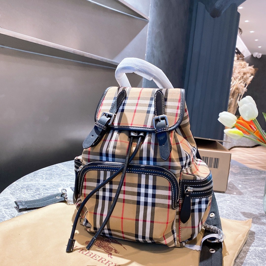BURBERRY BAGPACK VIP GIFT WITH PURCHASE (GWP) พรีเมี่ยมกิ๊ฟ Limited Edition จาก BURBERRY วัสดุผ้าCanvasสลับหนัง เป้ทรงสวย