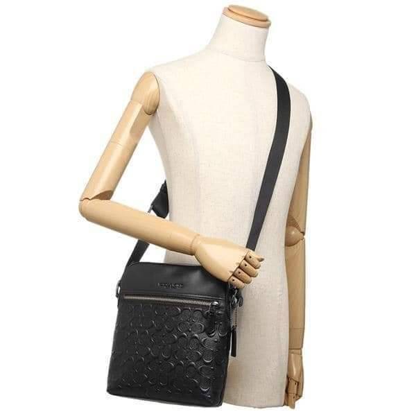 COACH HOUSTON FLIGHT BAG IN SIGNATURE LEATHER (COACH F73338) กระเป๋าสะพาย ลวดลาย C นูน SIGNATURE ที่ดูโดดเด่นมาก// วัสดุหนังแท้ทั้งใบ อยู่ทรงสวย// ด้านในโล่งกว้าง จุของได้เยอะ ด้านหน้ามีอีกช่องซิบไว้เก็บของสำคัญได้อย่างเป็นสัดส่วน ลงตัว เปิด-ปิด ด้วยซิบ/ 