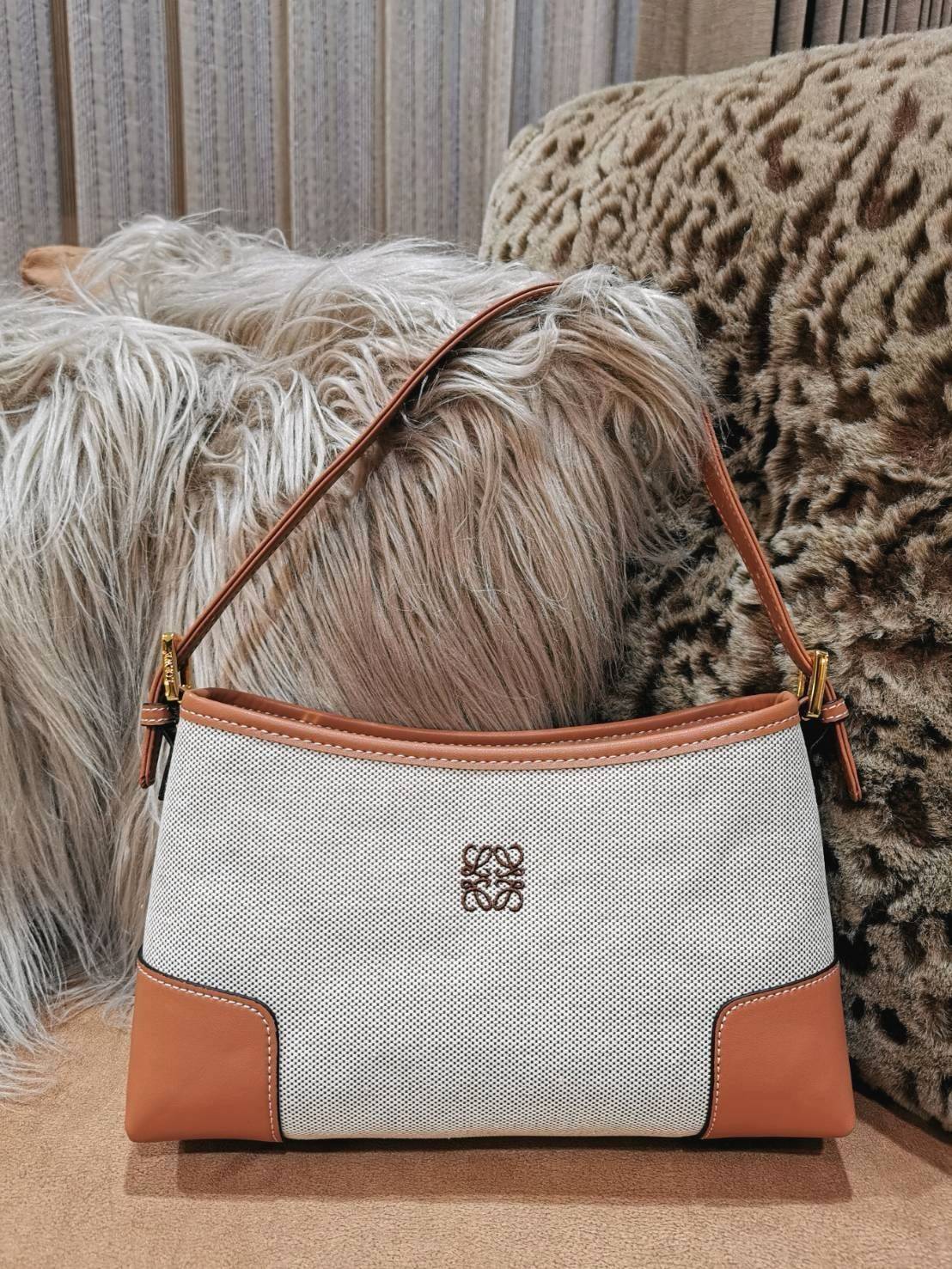 LOEWE SHOULDER BAG VIP GIFT WITH PURCHASE (GWP) พรีเมี่ยมกิ๊ฟ Limited จาก LOEWE PERFUME DUTYFREE COUNTER รุ่นใหม่วัสดุ Canvas Fabric ผสมผสานหนังแท้ CalfSkin ดีไซน์และโทนสีลงตัวสุดคลาสสิค เปิดปิดด้วยซิปแบรนด์อะไหล่ทอง ภายในโล่งกว้างซับในผ้าฝ้ายลายก้างปลาคง