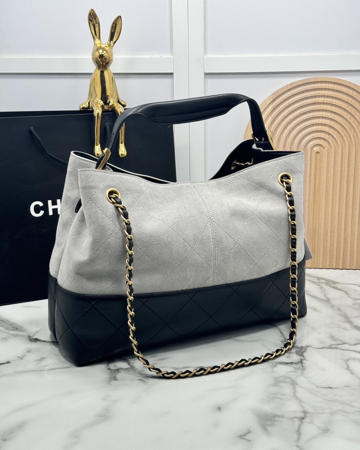 ORI หนังแท้ | CHANEL Shopping Bag 25A Suede Bag กระเป๋าช้อปปิ้งทรงโท้ทหนังกลับสีทูโทน ในคอล Métiers Dart 2024/25 ดีไซน์ใหม่หนังกำมะหยี่โทนเทา ใช้งานง่าย สวยหรูดูแพง