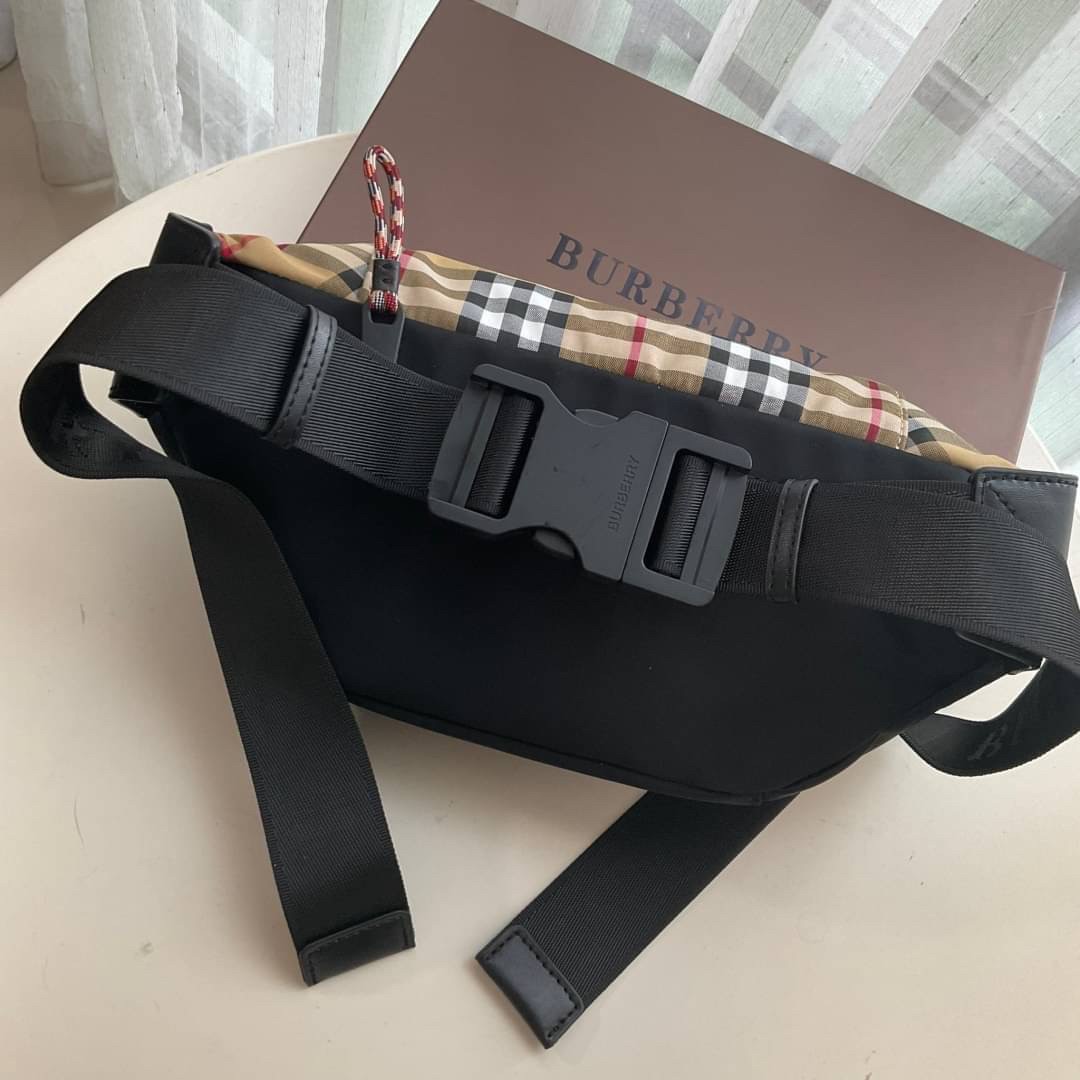 Burberry Vintage Check Sonny Belt Bag รุ่นใหม่ล่าสุด! BURBERRY FRAGRANCES BELT BAG วัสดุ100%POLYAMIDE (Nylon & Canvas)ทกระเป๋าคาดเอว คาดอกแบบ UNISEX ใช้ได้ทุกเพศ ลายวินเทจ