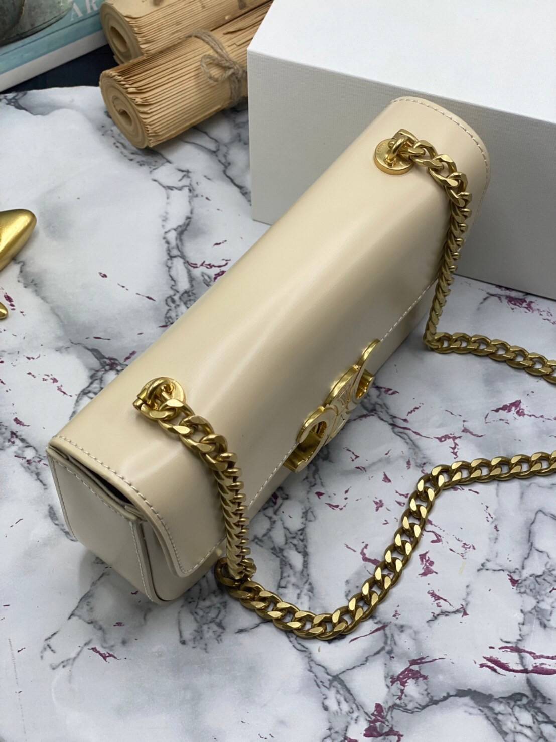 หนังแท้ CELINE CHAIN SHOULDER BAG / CELINE TRIOMPHE พร้อมส่งที่ไทย กระเป๋าเรียบหรูและดูทันสมัย ให้คุณเลือกสะพายในชีวิตประจำวันเข้ากับการแต่งตัวสบาย ๆ หรือจะสะพายออกงานปาร์ตี้สังสรรค์ก็ช่วยให้คุณดูโดดเด่น มีรูปทรงที่ดูแข็งแรงจึงไม่เสียรูปทรงแม้ใส่ของจำนวนม