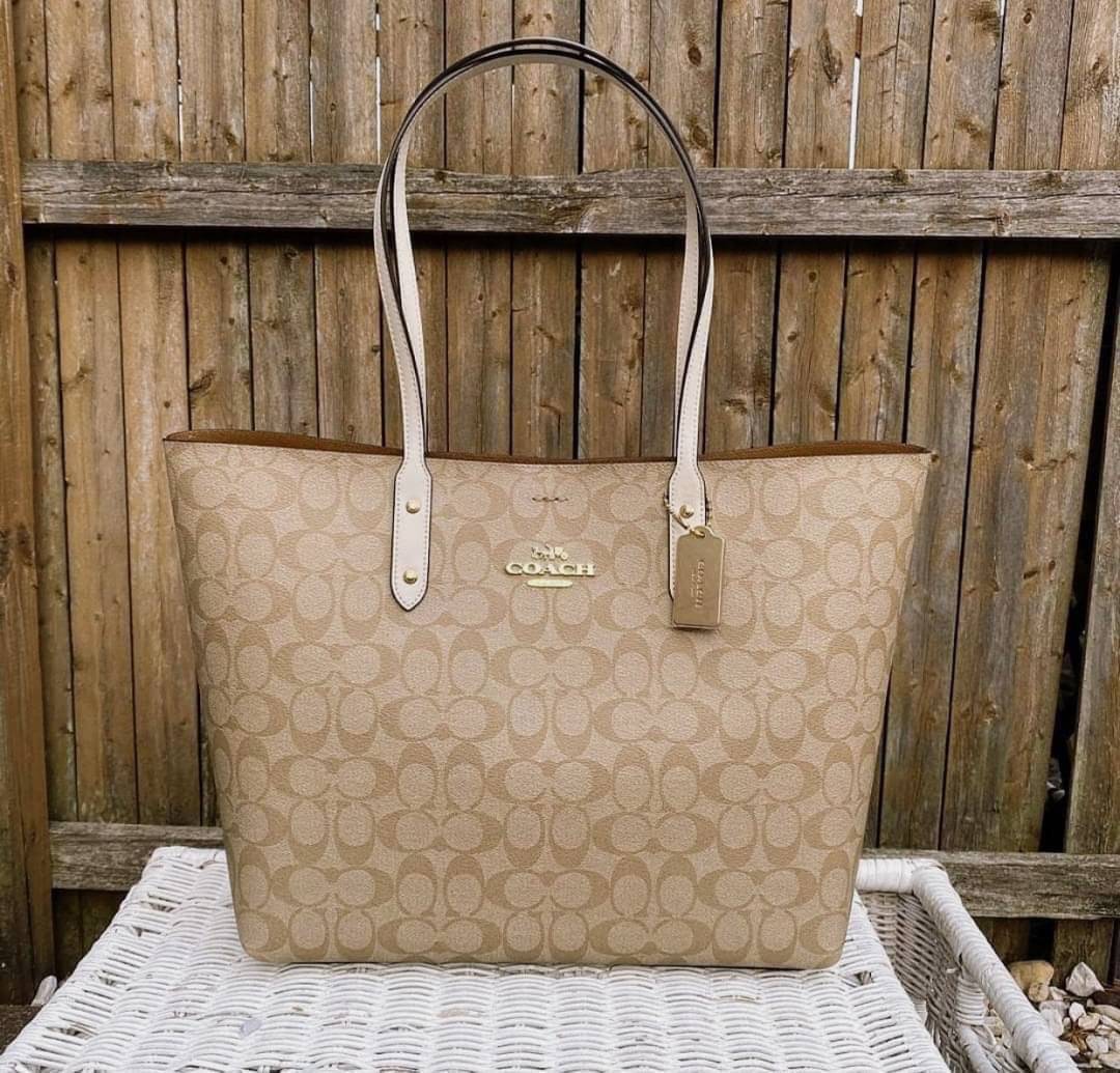 รุ่นยอดนิยม COACH TOWNTOTE IN SIGNATURE CANVAS F76636 กลับใช้ได้ทั้งสองด้าน ใบขนาดใหญ่จุใจ ใส่ของได้เยอะมากกก เป็นรุ่นที่สวยตลอดกาล ควรมีติดตู้ไว้เลยค่าา