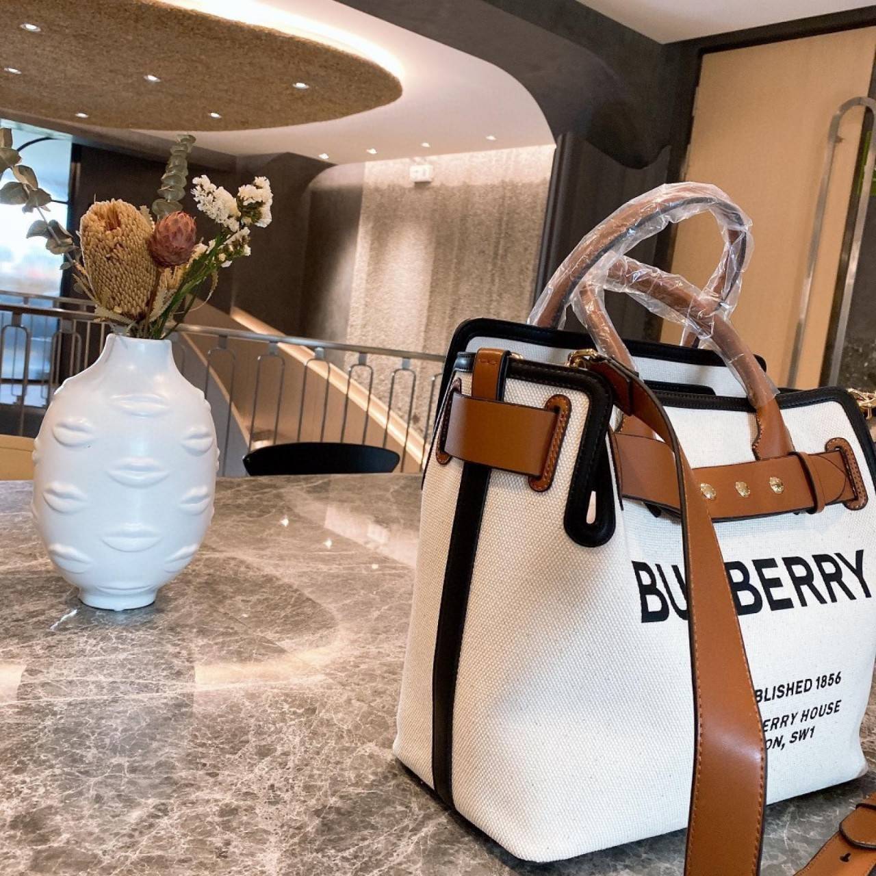 พรีเมี่ยมกิ๊ฟแท้ 100% 】BURBERRY FRAGRANCES TOTE BAG VIP GIFT WITH PURCHASE (GWP) กระเป๋าถือหรือสะพายพรีเมี่ยมกิ๊ฟ Limited Edition จาก BURBERRY PERFUME รุ่นหายาก วัสดุ Canvas & Leather ดีไซน์สวยมีเอกลักษณ์คาดด้วยสายหนังBeltประดับกระดุมสีทองด้านหน้า หูจับหน