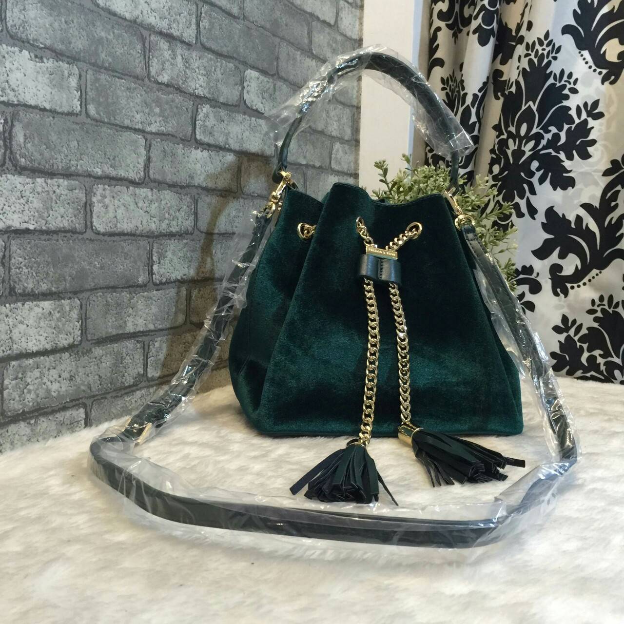 CHARLES & KEITH TEXTURE CHAIN DETAIL HANDBAG กระเป๋าทรงขนมจีบอวัสดุหนังกำมะหยี่ ขนาดกำลังดี อะไหล่สีทอง ประดับด้วยพู่ด้านหน้า ภายในโล่งกว้าง ใส่กระเป๋าสตางค์ยาวได้ มีหูหิ้ว สายสะพายยาวปรับ/ ถอดได้ ฐานกระเป๋าแข็งมีหมุดรองฐาน 4 มุม สวยทุกสีค่ะ